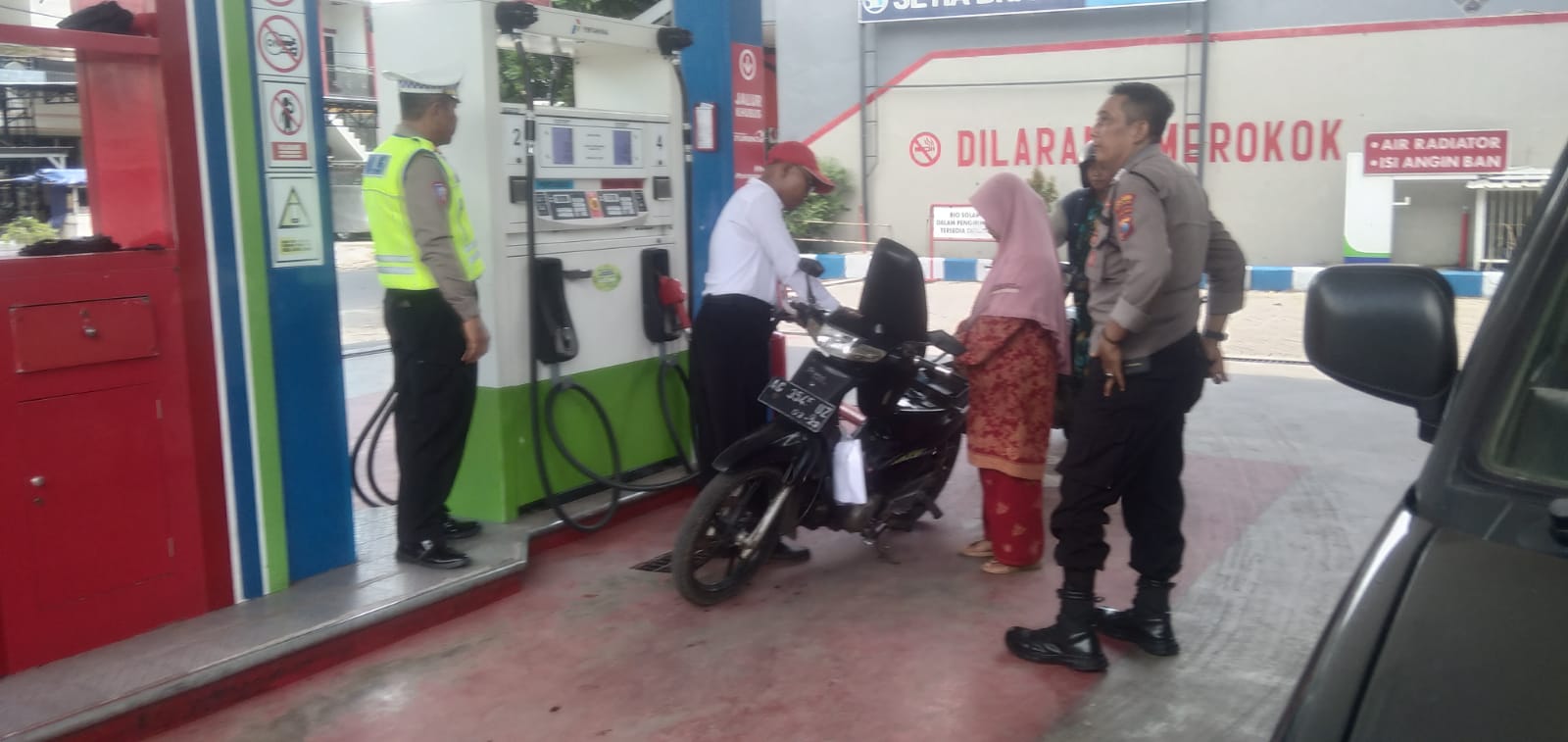Cek Stok BBM, Patroli Samapta Sampaikan Imbauan Kamtibmas