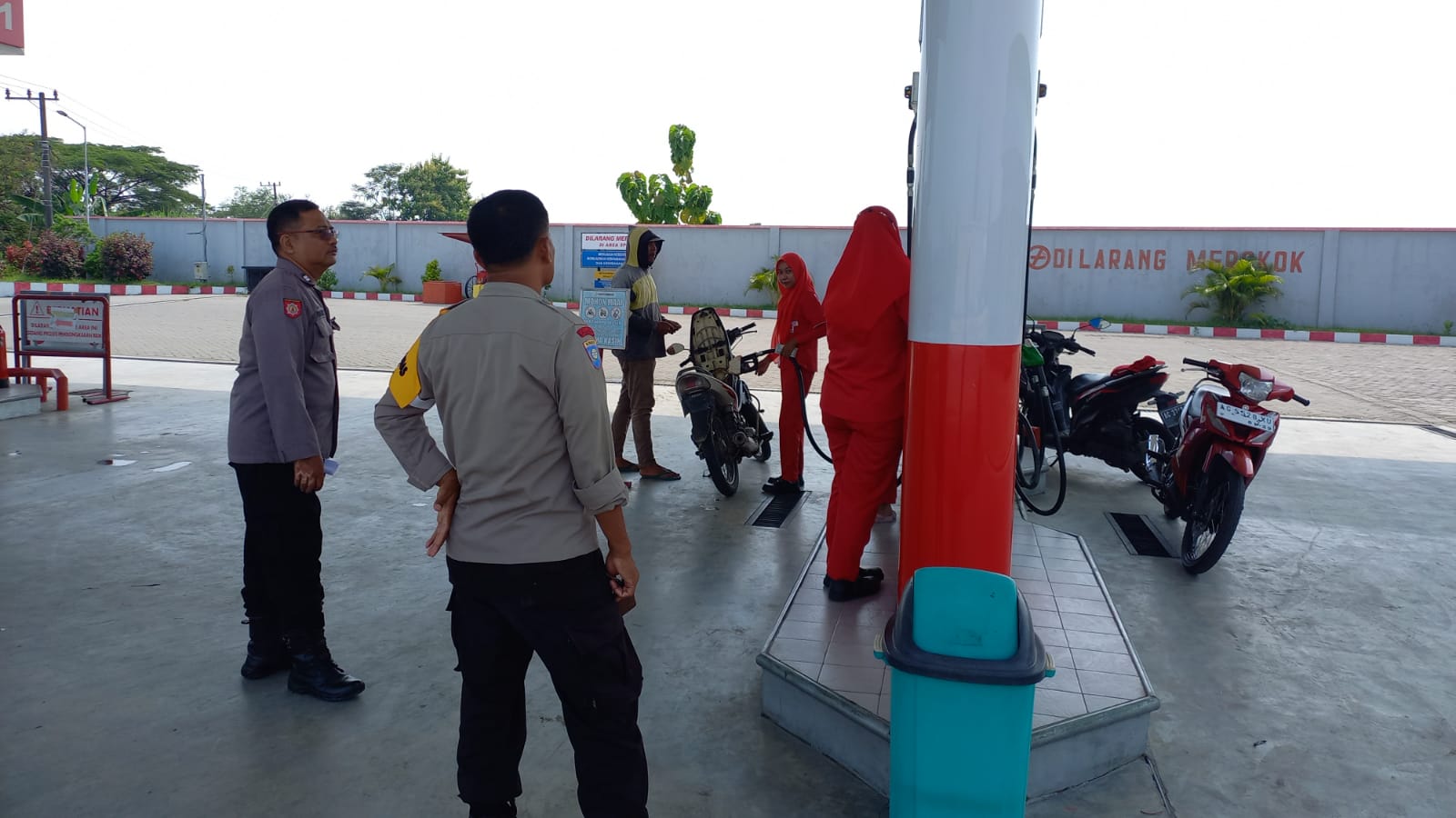 Antisipasi Kecurangan SPBU Terkait Dugaan Pencampuran BBM Dengan Air Serta Ketersediaan BBM, Polsek Jatikalen Laksanakan Monitoring Di SPBU