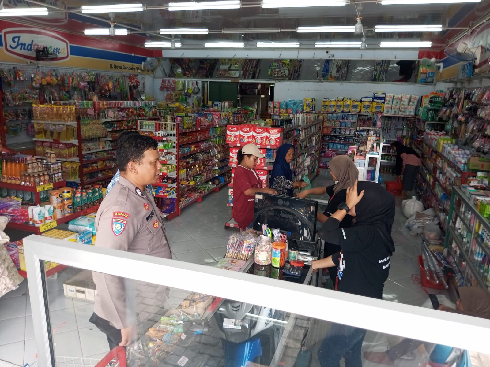 Polsek Jatikalen Patroli dialogis dengan karyawan minimarket dan warga