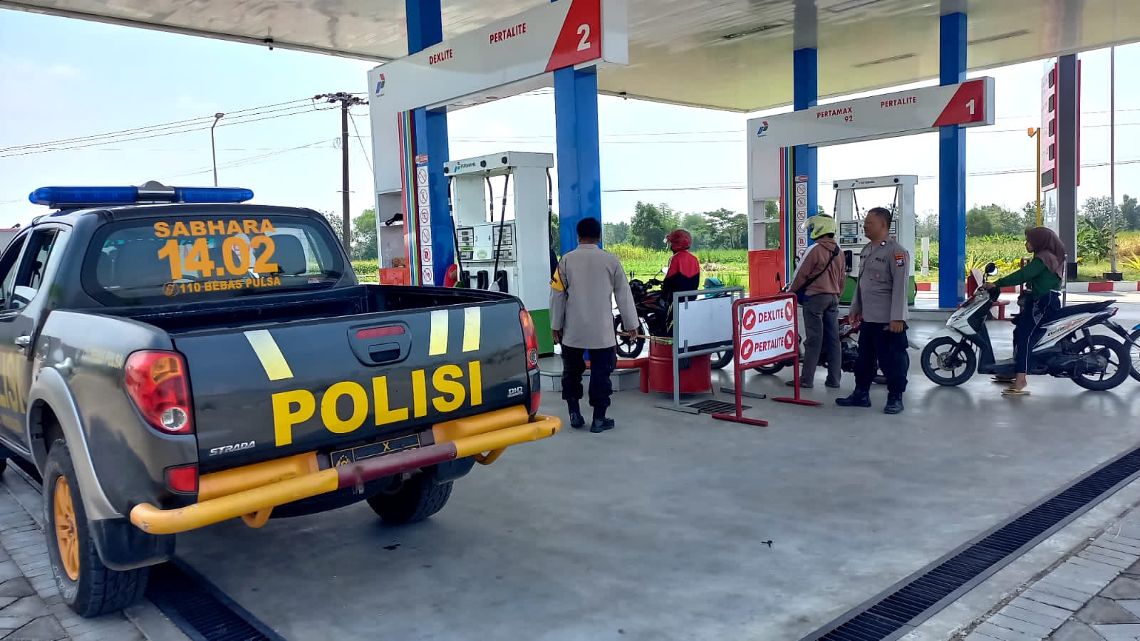 Patroli siang Polsek Jatikalen di SPBU yang ramai pembeli di hari raya Idul Fitri
