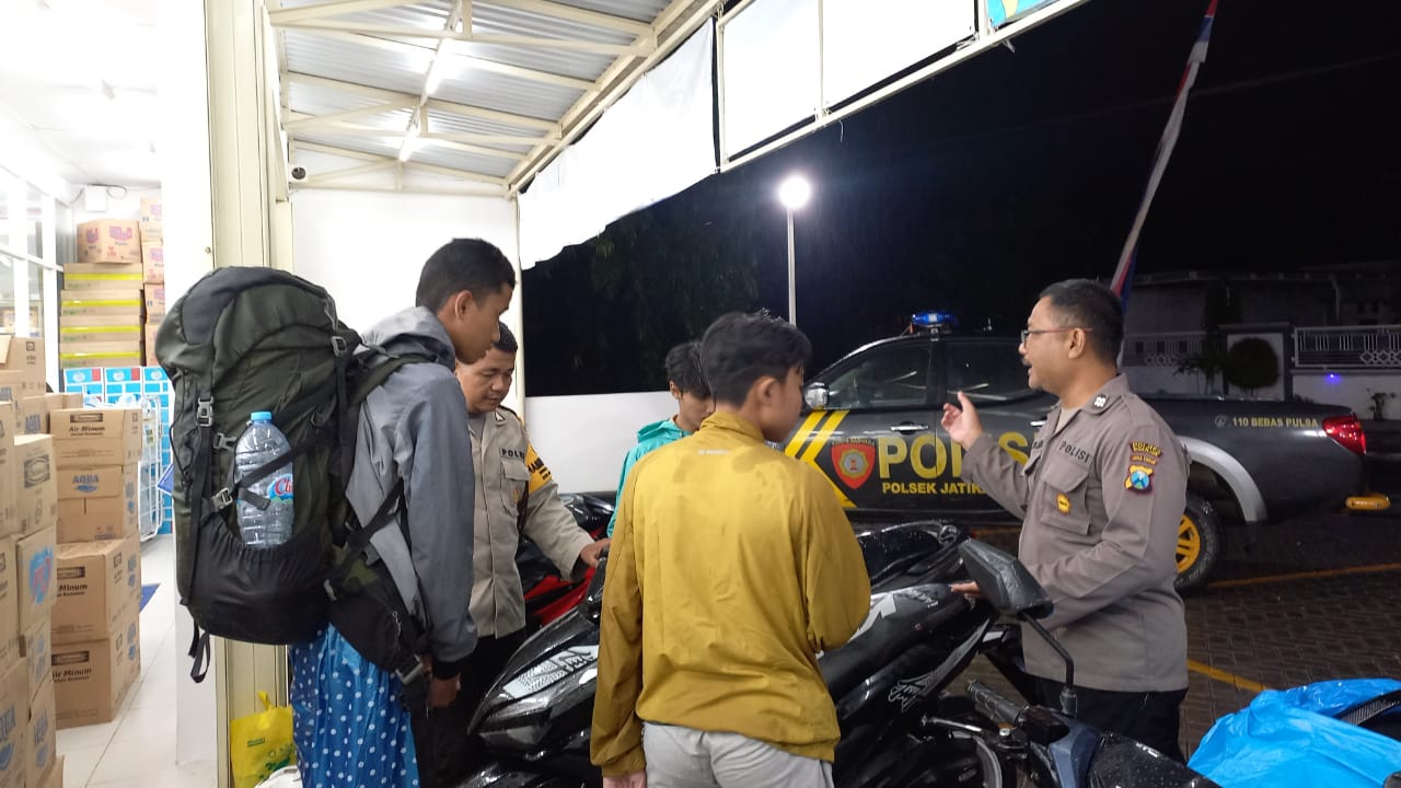 Patroli dialogis Polsek Jatikalen bersama pemudik yang lagi Istirahat memberikan himbauan agar berhati2 dan mentaati rambu2 lalu lintas