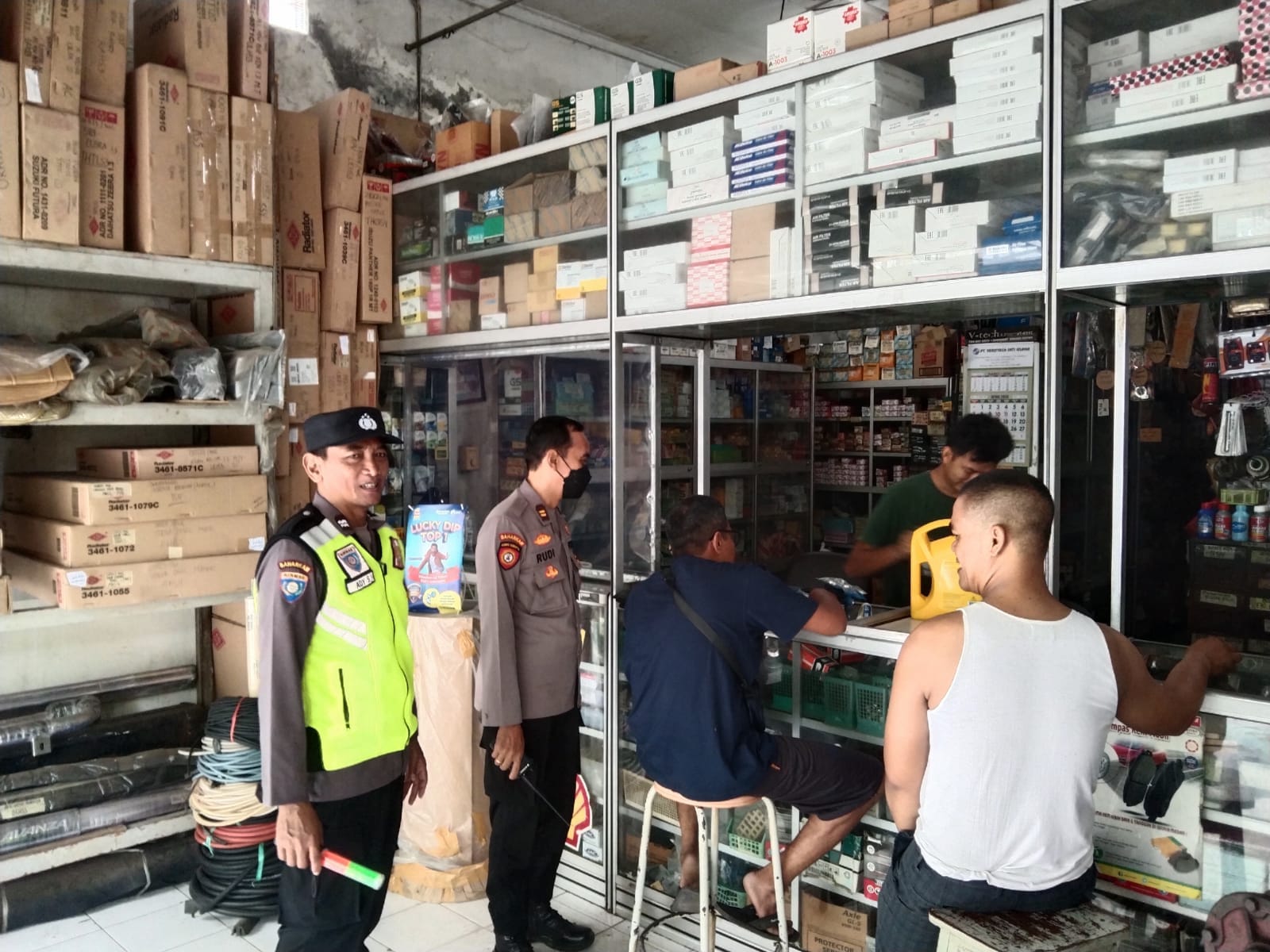 Patroli Polsek Nganjuk Kota Sambangi Pertokoan, Imbauan Kamtibmas Digalakkan