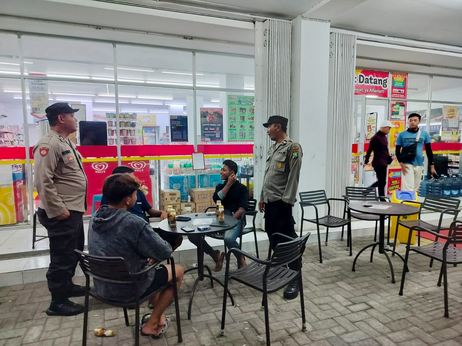 Antisipasi Balap Liar & Kejahatan Jalanan, Polsek Warujayeng Gelar Patroli Blue Light