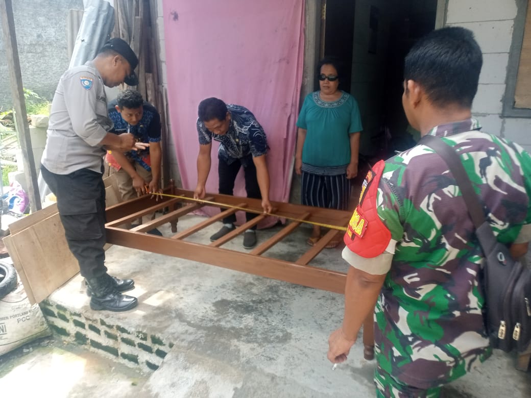 Bhabinkamtibmas Polsek Nganjuk Kota Bersama 3 Pilar Menyerahkan Bantuan Tempat Tidur Pasien Untuk Praktek Pijat Tuna Netra Warga Binaannya