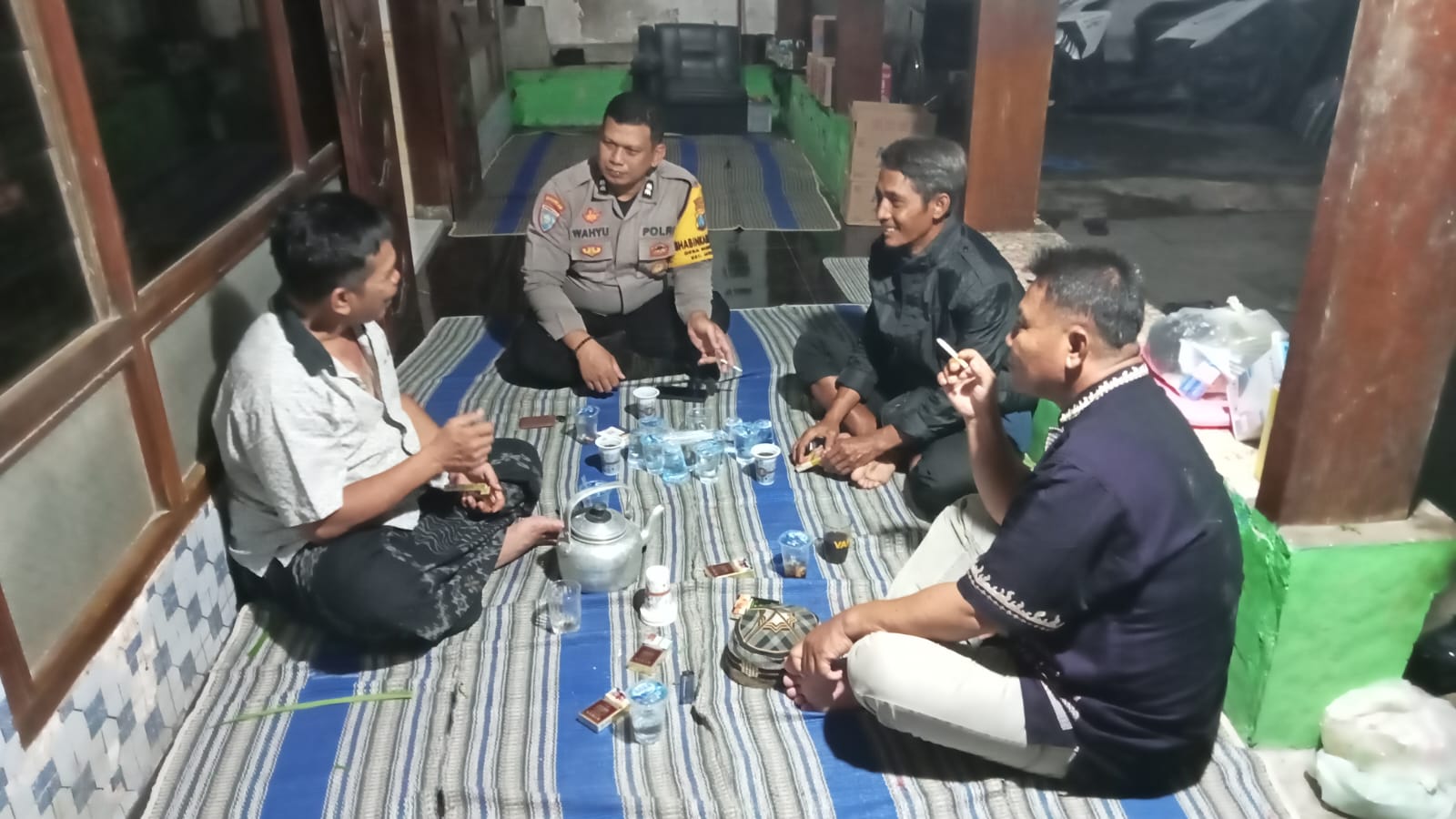 Bhabinkamtibmas bersama Lurah Begendeng Contoh Keharmonisan di Lingkungan Masyarakat