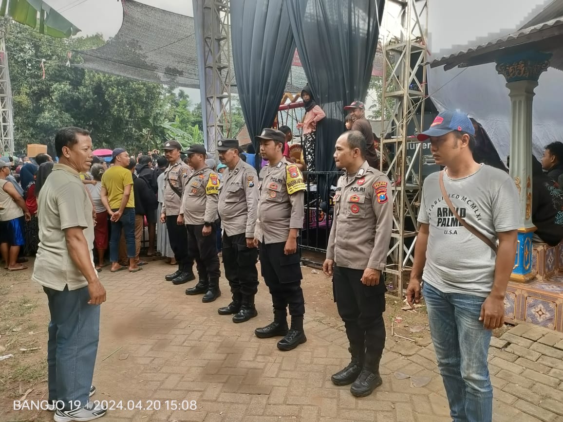 Kanit Reskrim Polsek Warujayeng Pimpin Pengamanan Jaranan di Kedungombo