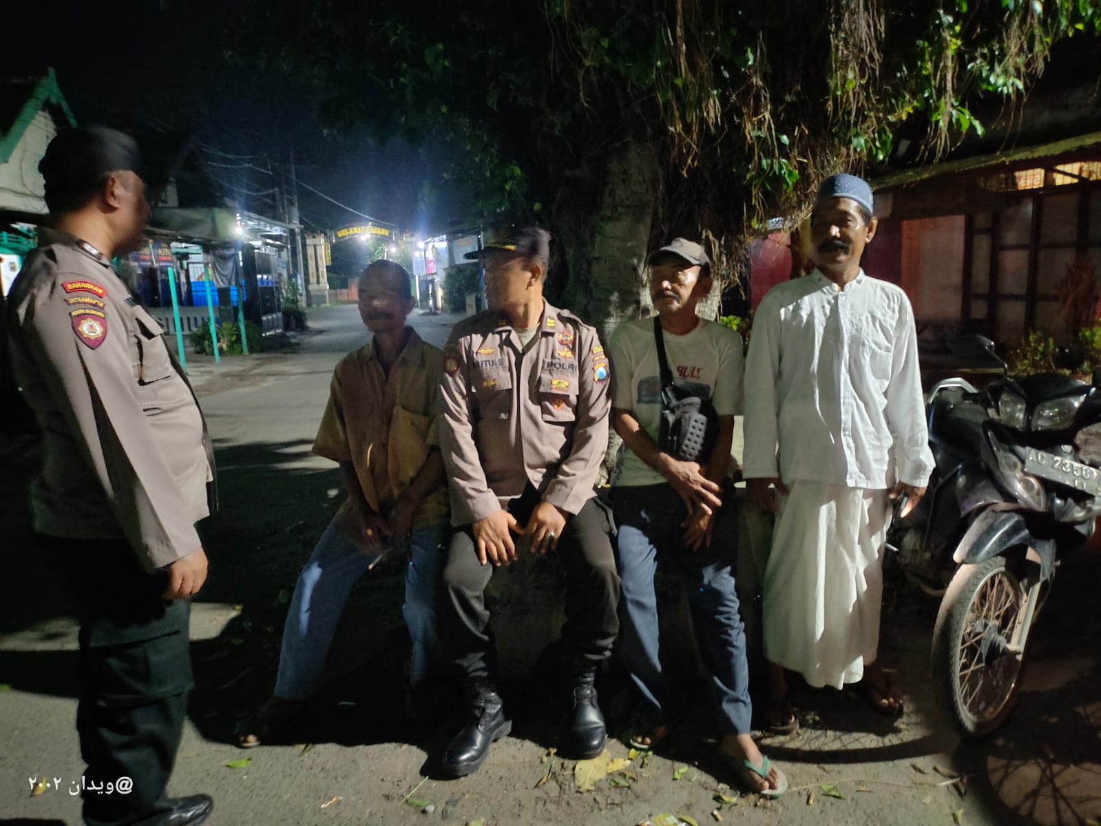 Berikan Rasa Aman, Polsek Warujayeng Patroli Malam di Pemukiman Penduduk