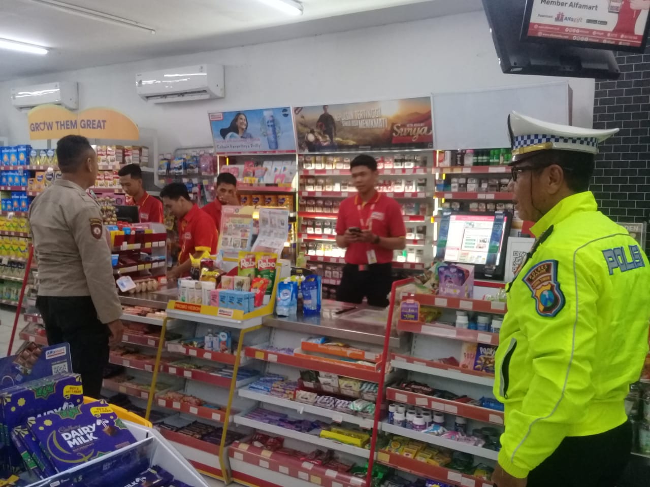 Antisipasi Curanmor anggota Polsek Kertosono Berikan Himbauan Kamtibmas saat Patroli Toko Swalayan