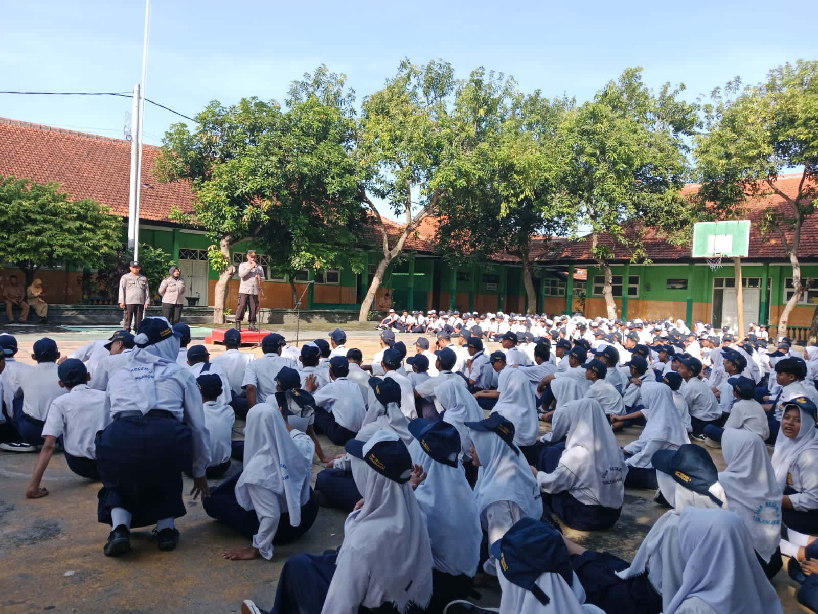 Jadi Pembina Upacara, Kanit Binmas Polsek Warujayeng Tekankan Siswa Hindari Kenakalan Remaja