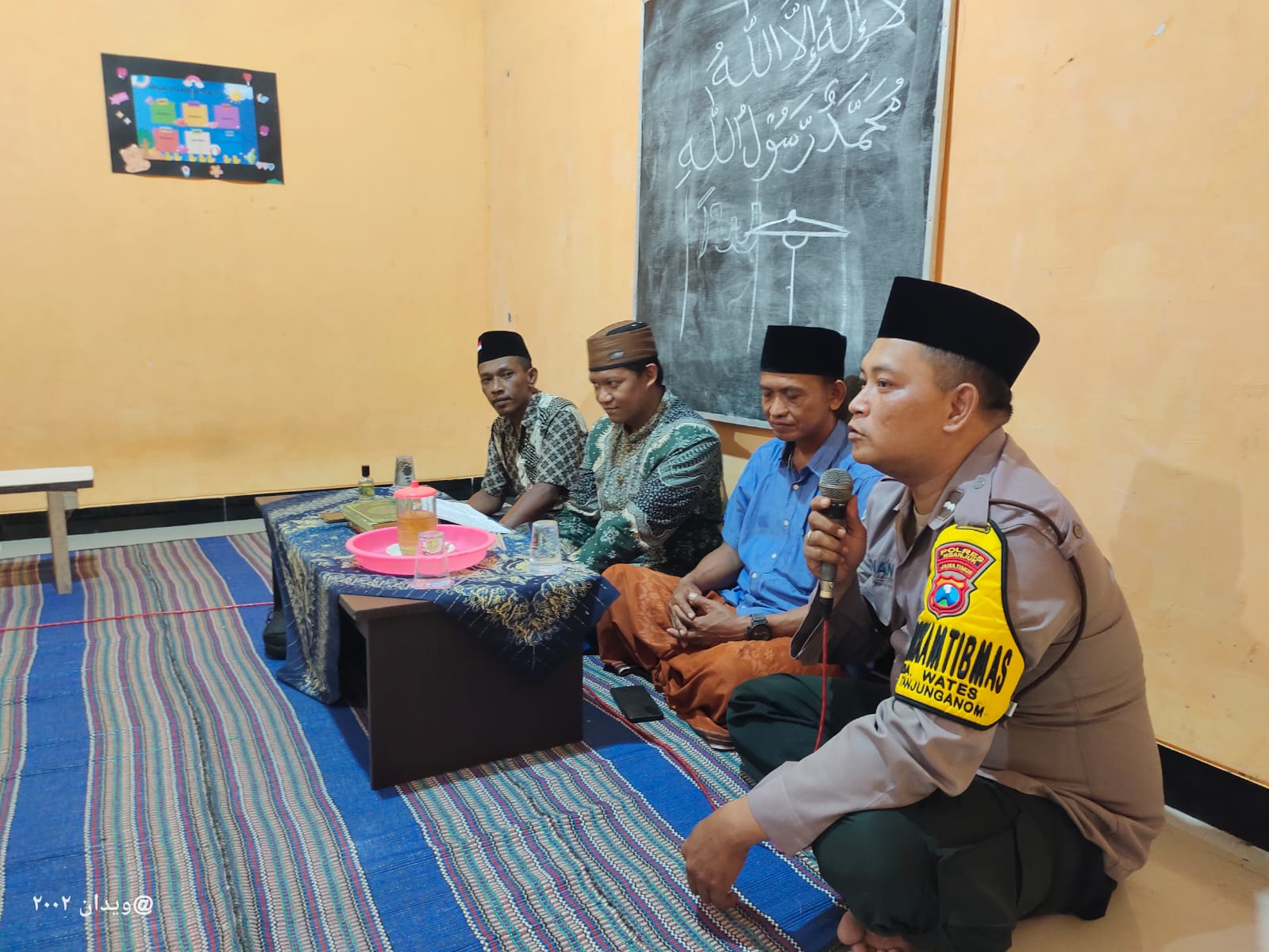 Hadiri Pengajian di Mushola, Bhabinkamtibmas Wates Sampaikan Pesan Kamtibmas