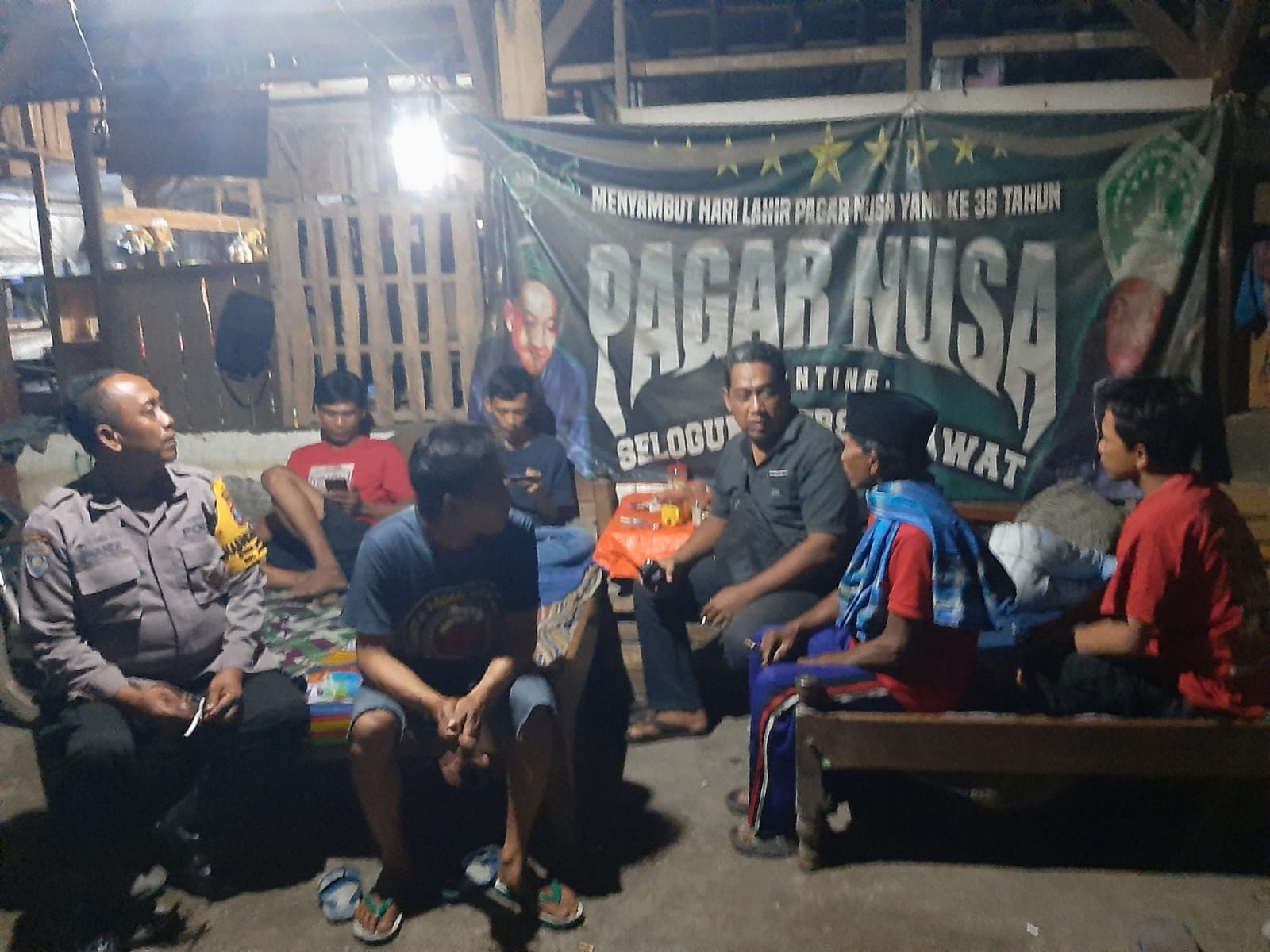 Patroli Malam Hari, Bhabinkamtibmas Ajak Pemuda Aktif Jaga Kamtibmas