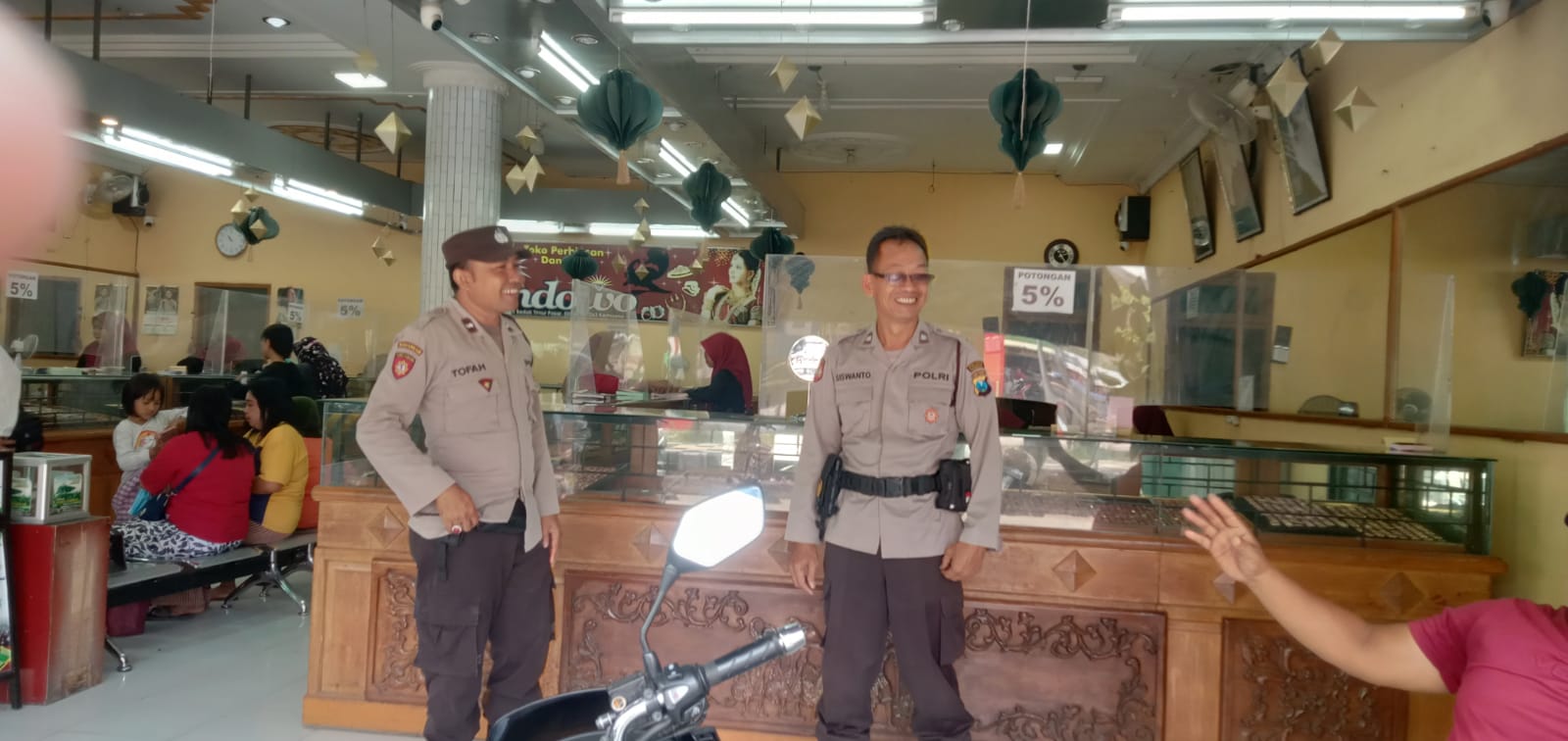 Antisipasi Tindak Kejahatan Jelang Lebaran Personil Polsek Kertosono Patroli Toko Emas