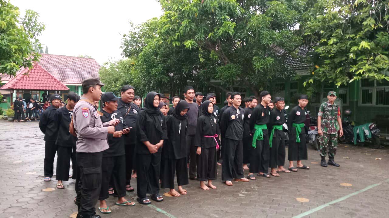 Bhabinkamtibmas dan Babinsa Kelurahan Cangkringan Pantau Pembagian Takjil Antar Perguruan Silat