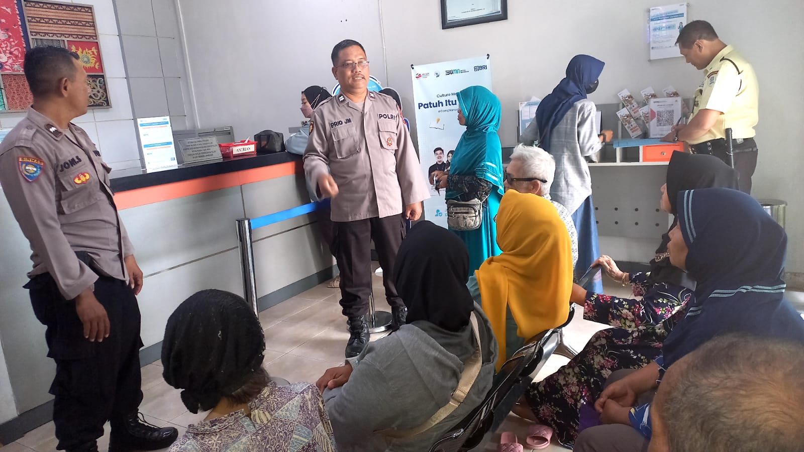 Patroli dialogis berikan imbauan kamtibmas di Perbankan BRI unit Jatikalen