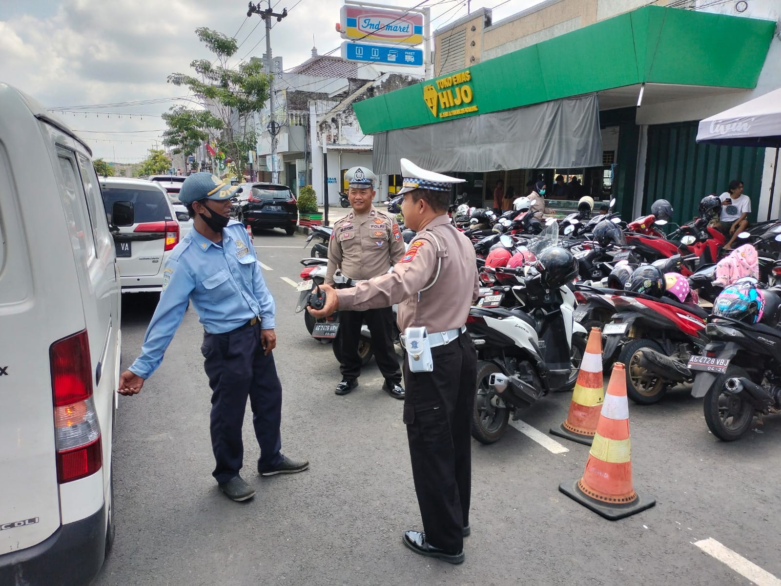 Patroli Polsek Nganjuk Kota Gencarkan Imbauan Kamtibmas Kepada Juru Parkir Jelang Hari Raya