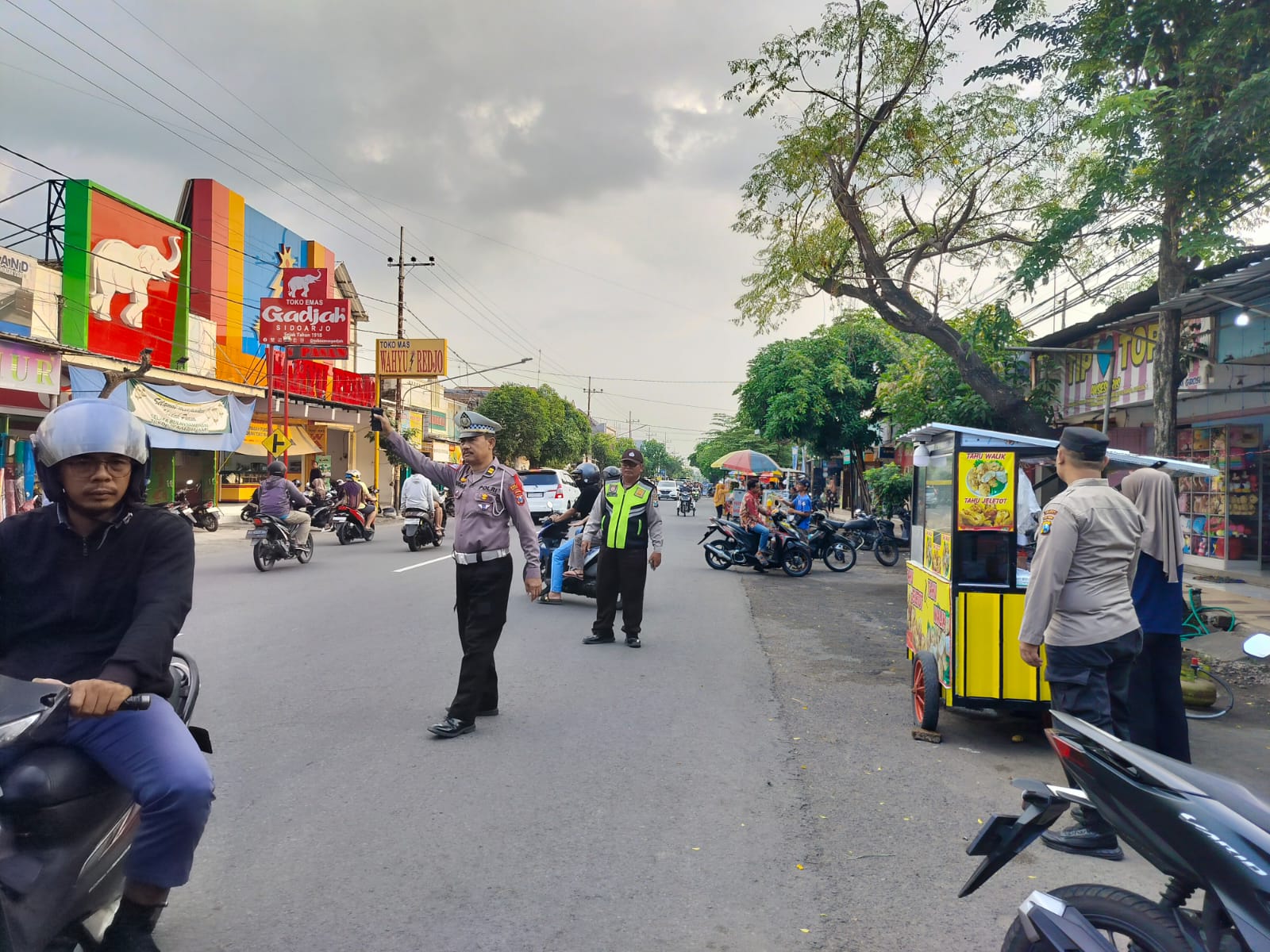 Jelang Waktu Berbuka, Polsek Warujayeng Turunkan Personel Pantau Arus Lalu Lintas