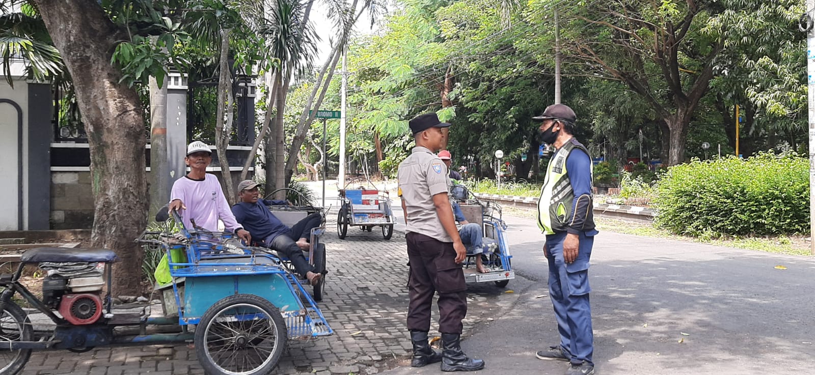 Bhabinkamtibmas Polsek Nganjuk Kota Cek Perumahan, Imbau Warga yang Akan Mudik