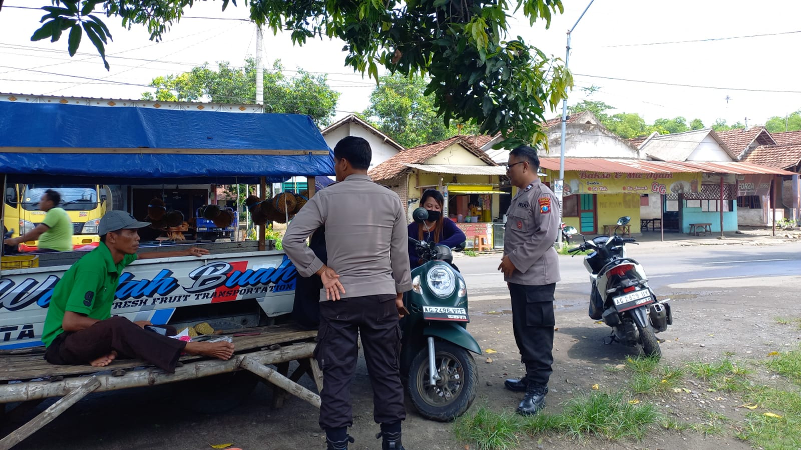 Patroli Dialogis Siang Hari Personel Polsek Jatikalen, Sampaikan Pesan Kamtibmas Kepada Warga