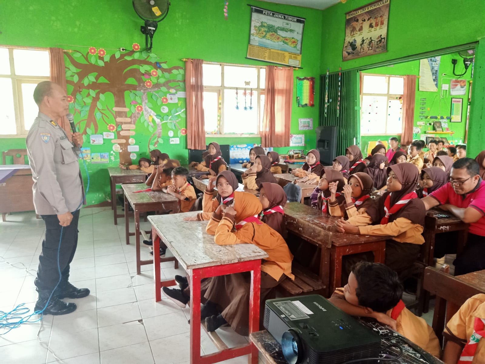 Kanit Binmas Polsek Warujayeng Sosialisasikan Bahaya Narkoba di SDN 4 Sumberkepuh