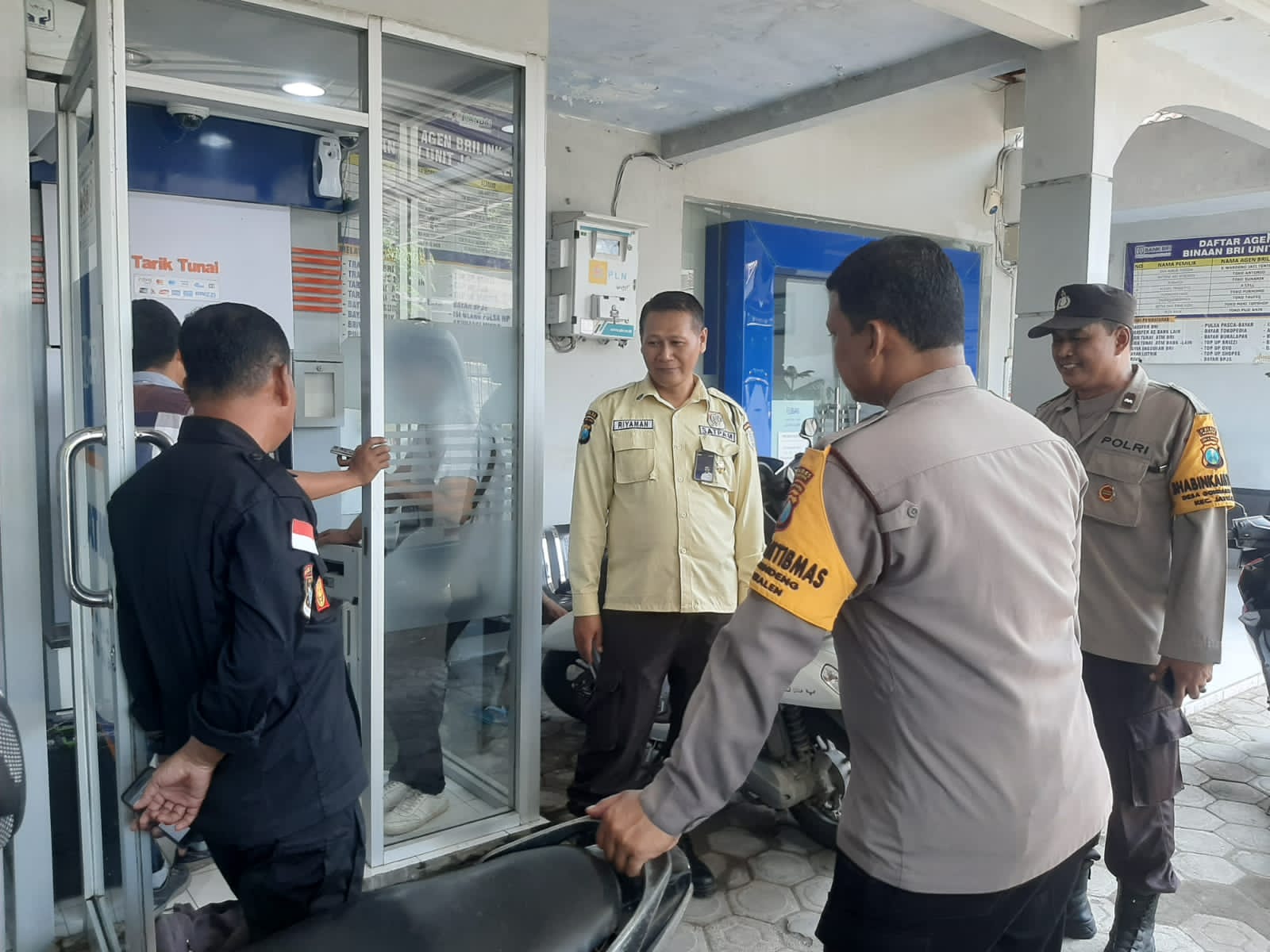 Patroli Polsek Jatikalen ke Bank BRI Unit Jatikalen Sampaikan Imbauan Kepada Satpam