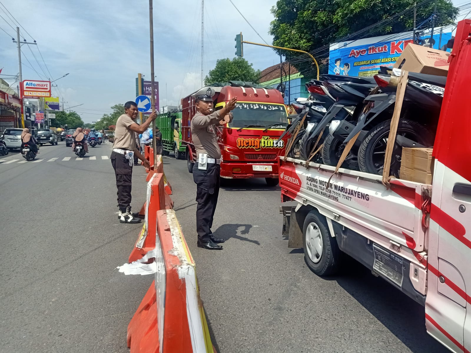 Cegah Macet Selama Libur Lebaran, Polsek Warujayeng Rekayasa Lalu Lintas di Tanjunganom
