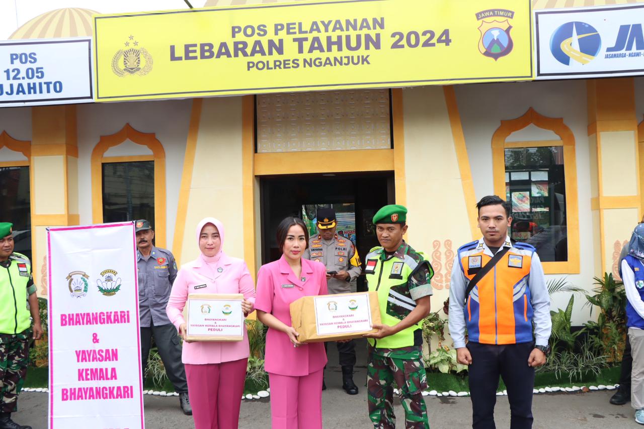 Kapolres Nganjuk Bersama Ketua Bhayangkari Cabang Nganjuk Beri Dukungan Moral Anggota Pos Pam dan Yan Operasi Ketupat Semeru 2024