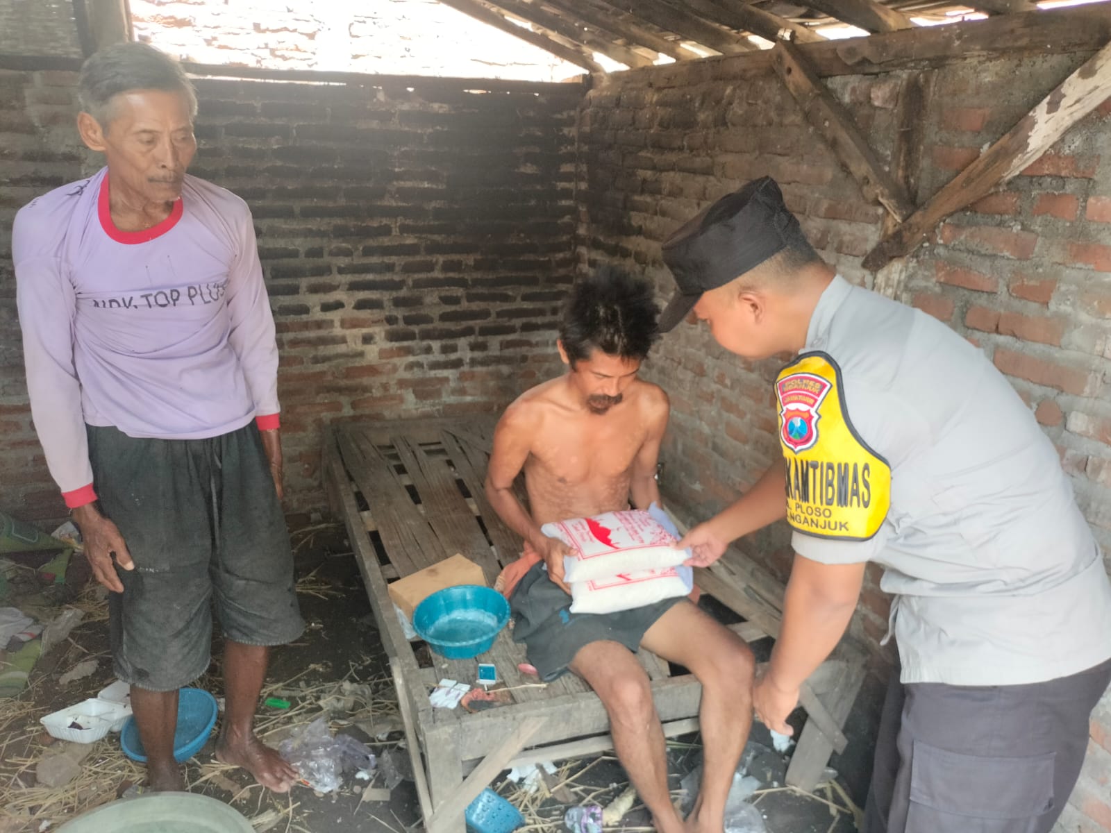 Bhabinkamtibmas Polsek Nganjuk Kota Salurkan Zakat Fitrah Anggota Polres Nganjuk