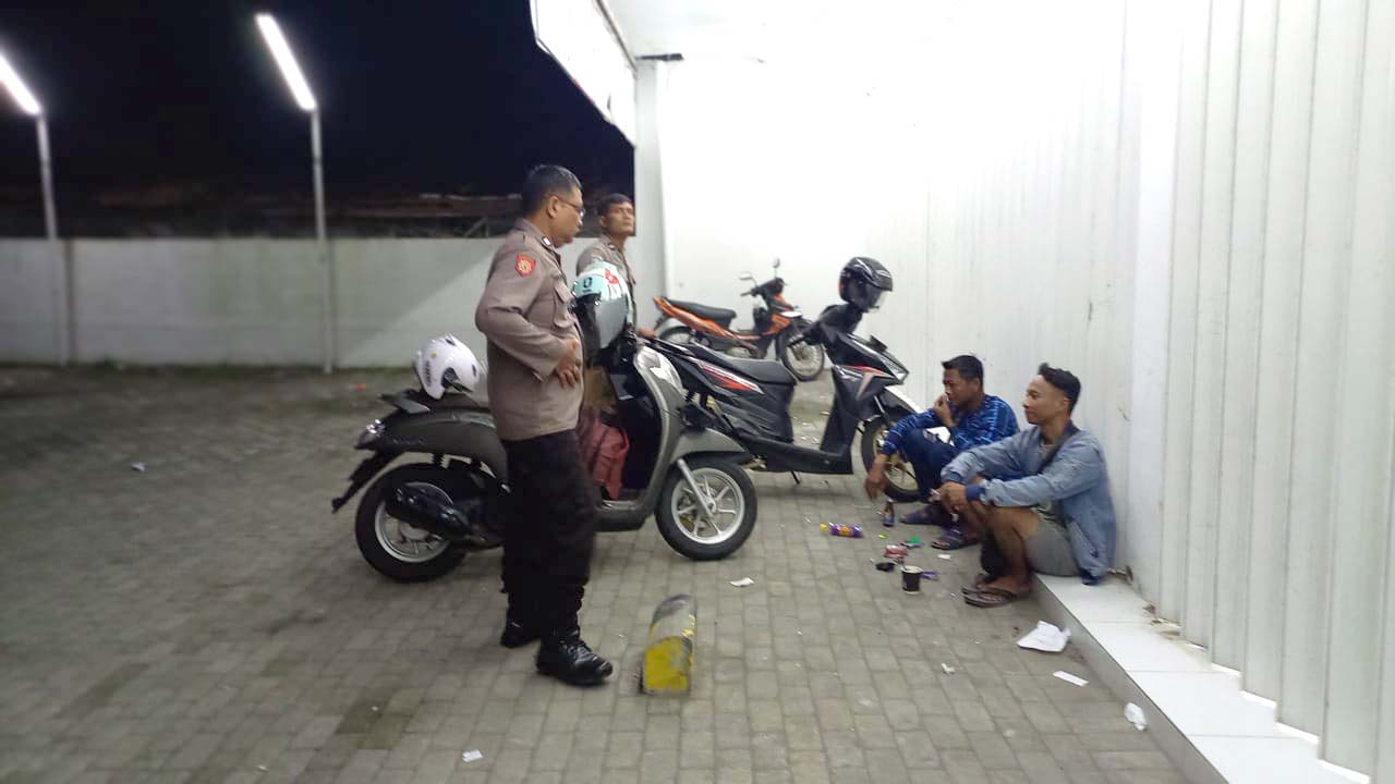 Patroli Malam Hari Polsek Jatikalen Dialogis Dengan Masyarakat Yang Masih Beraktifitas,Sampaikan Pesan-Pesan Kamtibmas