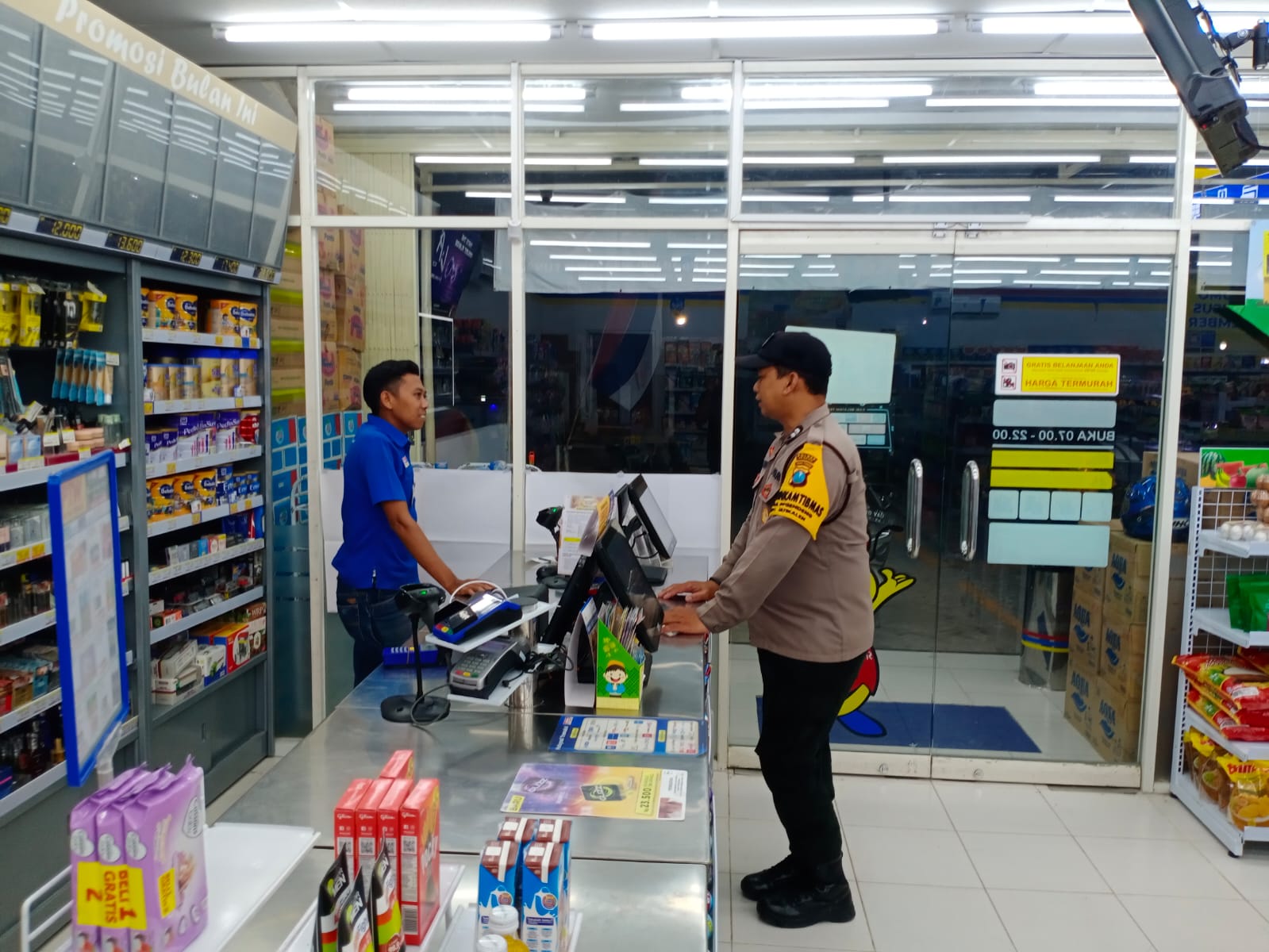 Untuk Cegah Kejahatan malam hari Polsek Jatikalen Patroli di Indomaret