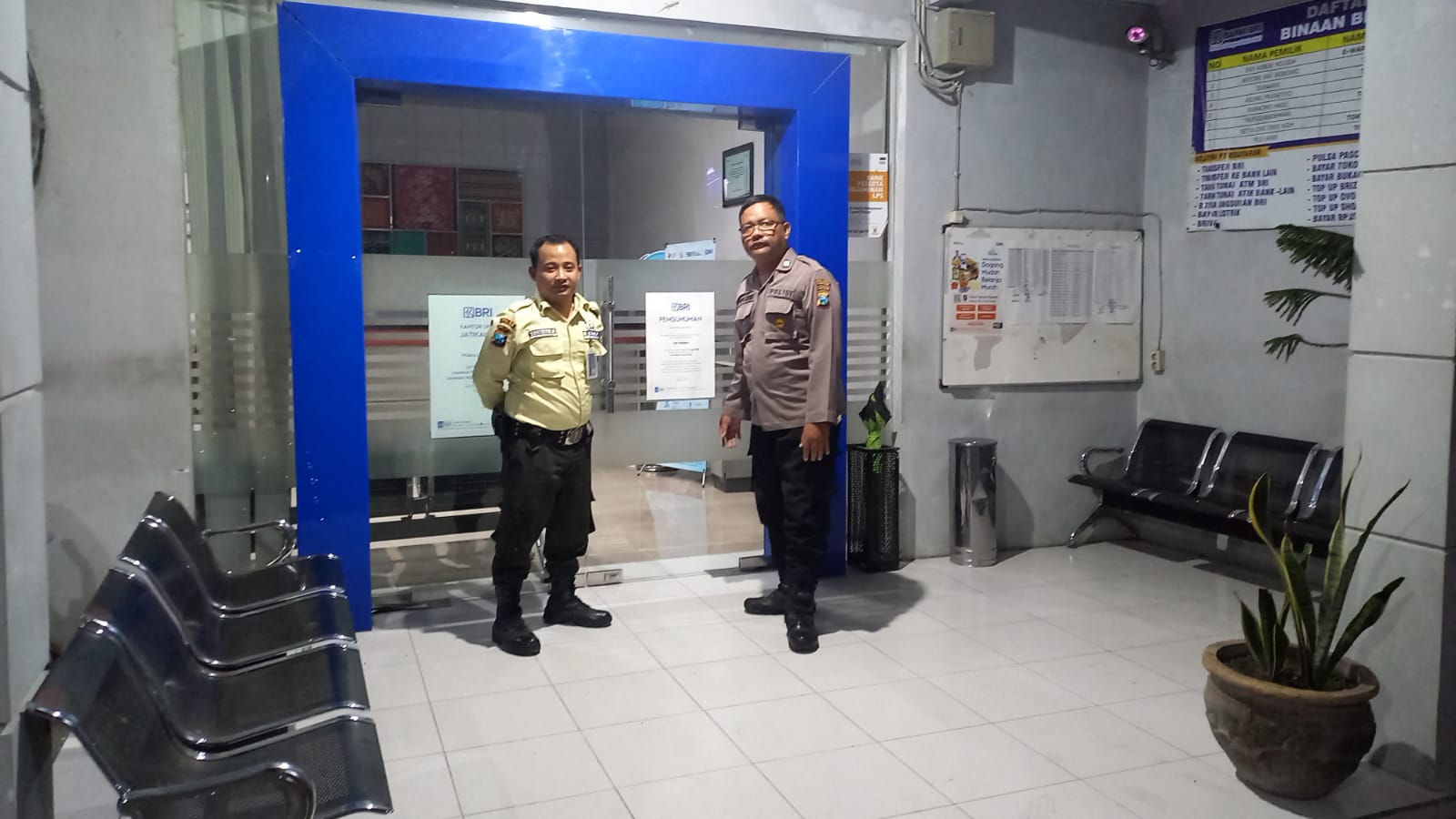 Polsek Jatikalen Patroli Bank BRI, untuk Cegah Gangguan Kriminalitas Malam Hari