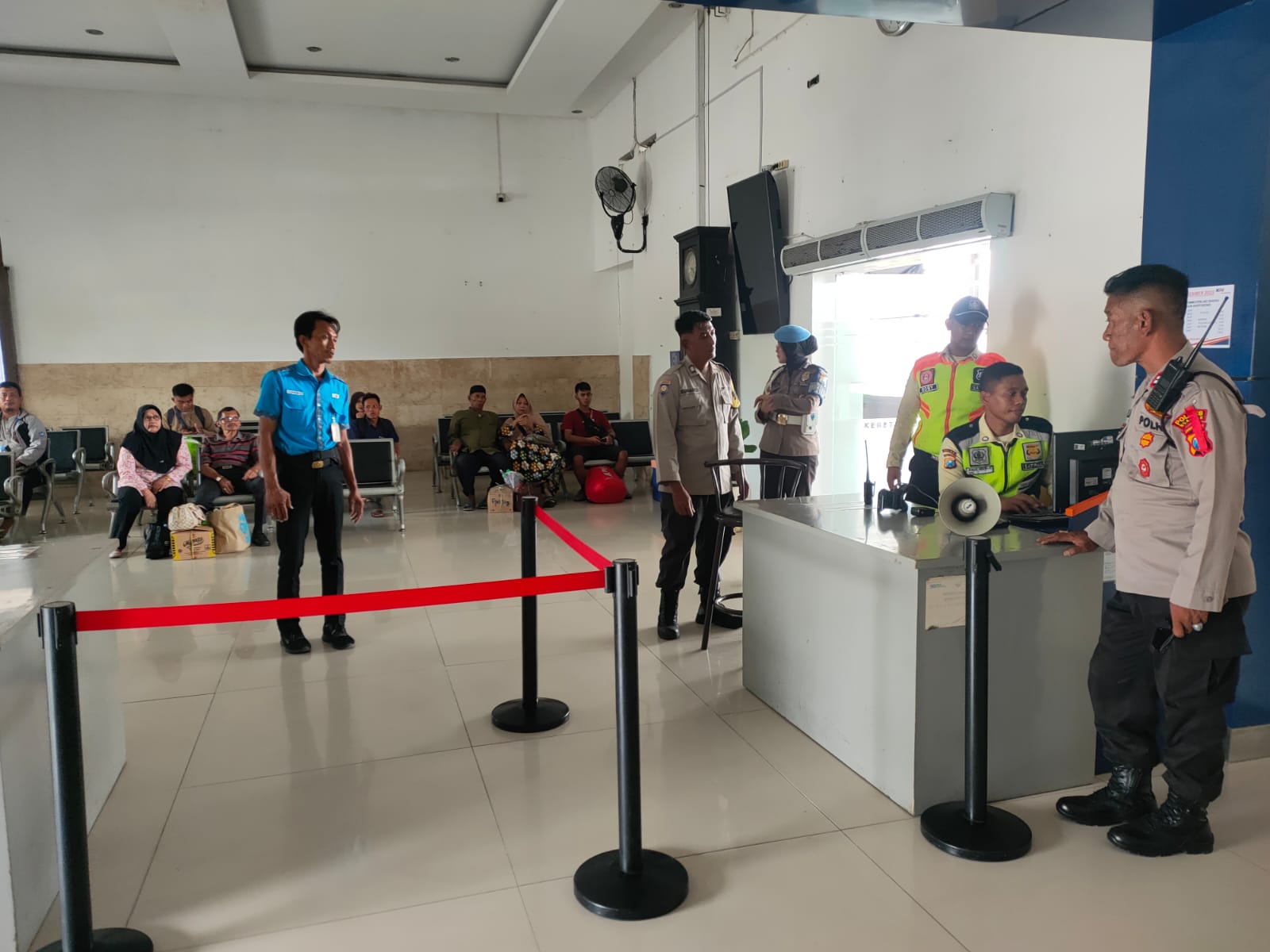 Libur Lebaran Polsek Kertosono Patroli di Stasiun Kereta Api Kertosono