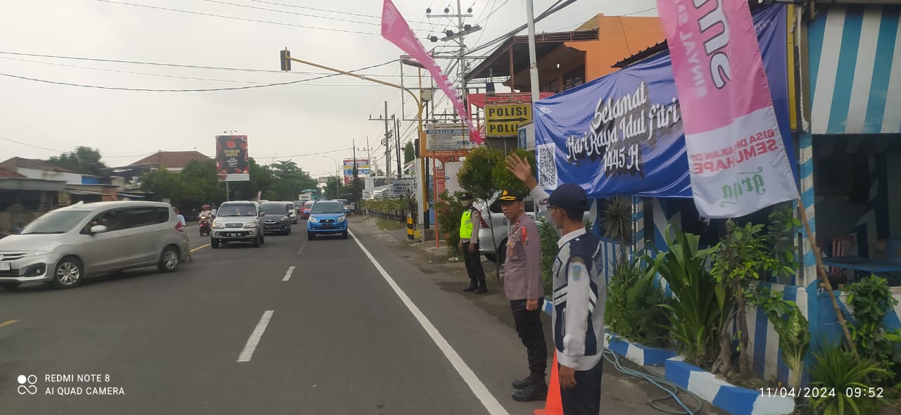 Kapolsek Warujayeng Pantau Arus Balik Lebaran di Pos Polisi Barong
