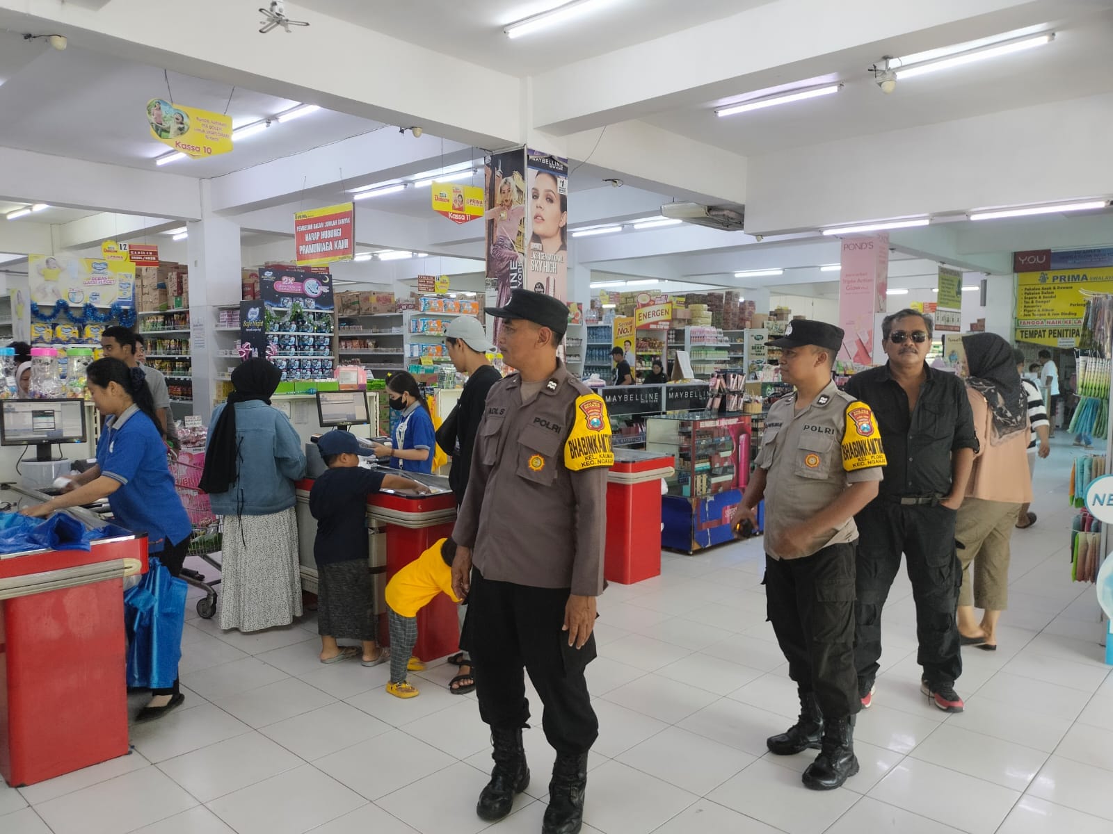 Patroli Polsek Nganjuk Kota Pantau Swalayan Usai Idul Fitri
