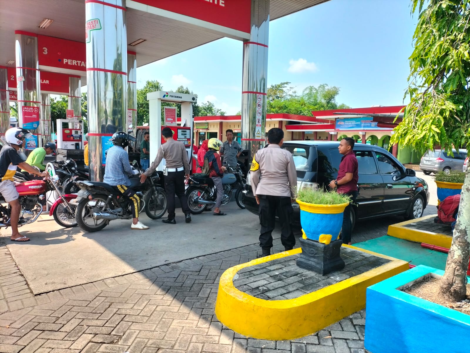 Cek Stok BBM, Patroli Samapta Sampaikan Imbauan Kamtibmas