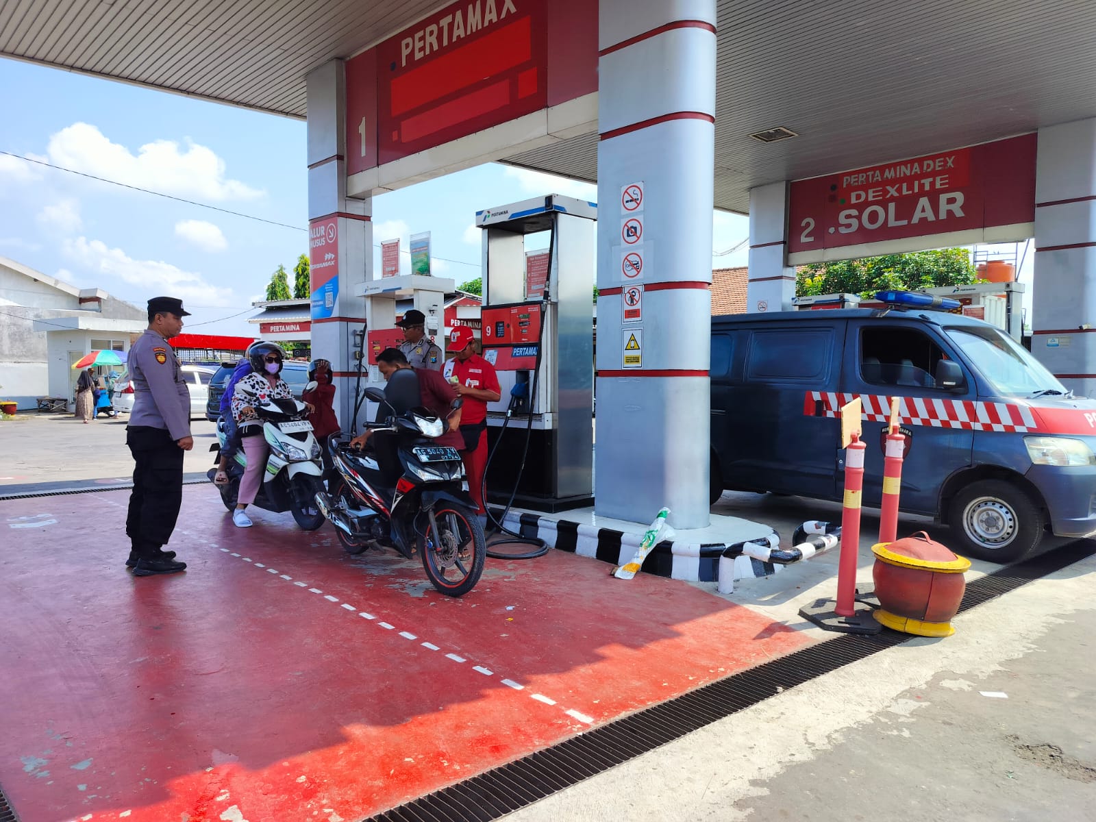 Polsek Warujayeng Pantau Stok BBM di SPBU Saat Arus Balik Lebaran