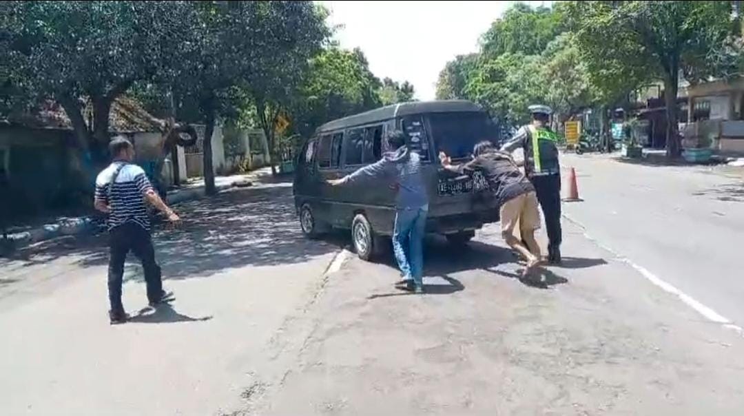 Tanggap, Petugas Posyan Pujahito Nganjuk Bantu Mobil yang Alami Pecah Ban