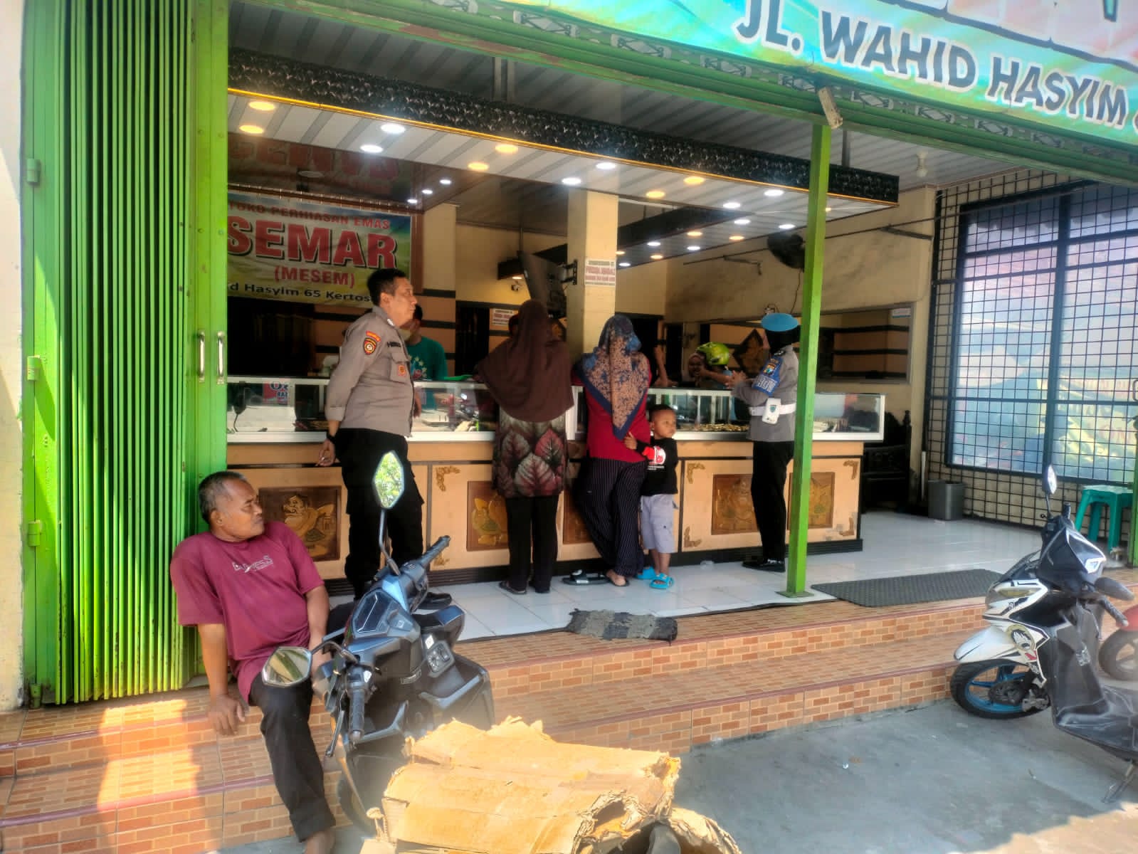 Patroli Samapta Polsek Kertosono Berikan Imbauan Kamtibmas Saat Patroli Toko Emas