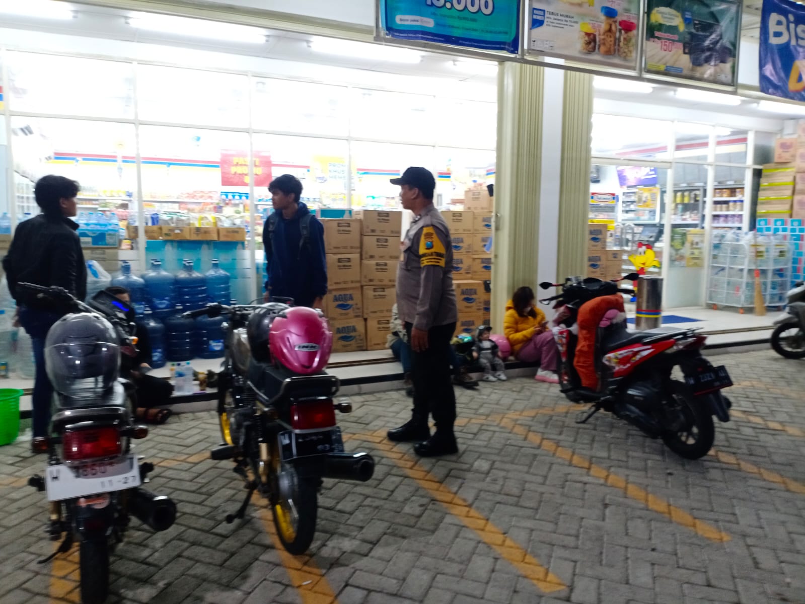 Patroli dan Dialogis dengan Pengunjung Indomaret Polsek Jatikalen Sampaikan Pesan Kamtibmas