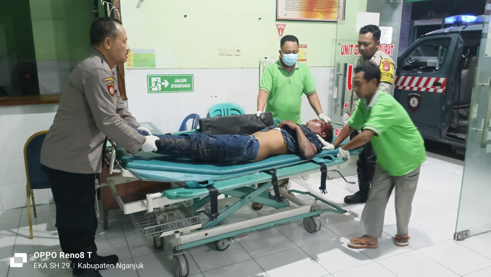Sigap, Personel Polsek Warujayeng Evakuasi Korban Laka Lantas ke Puskesmas