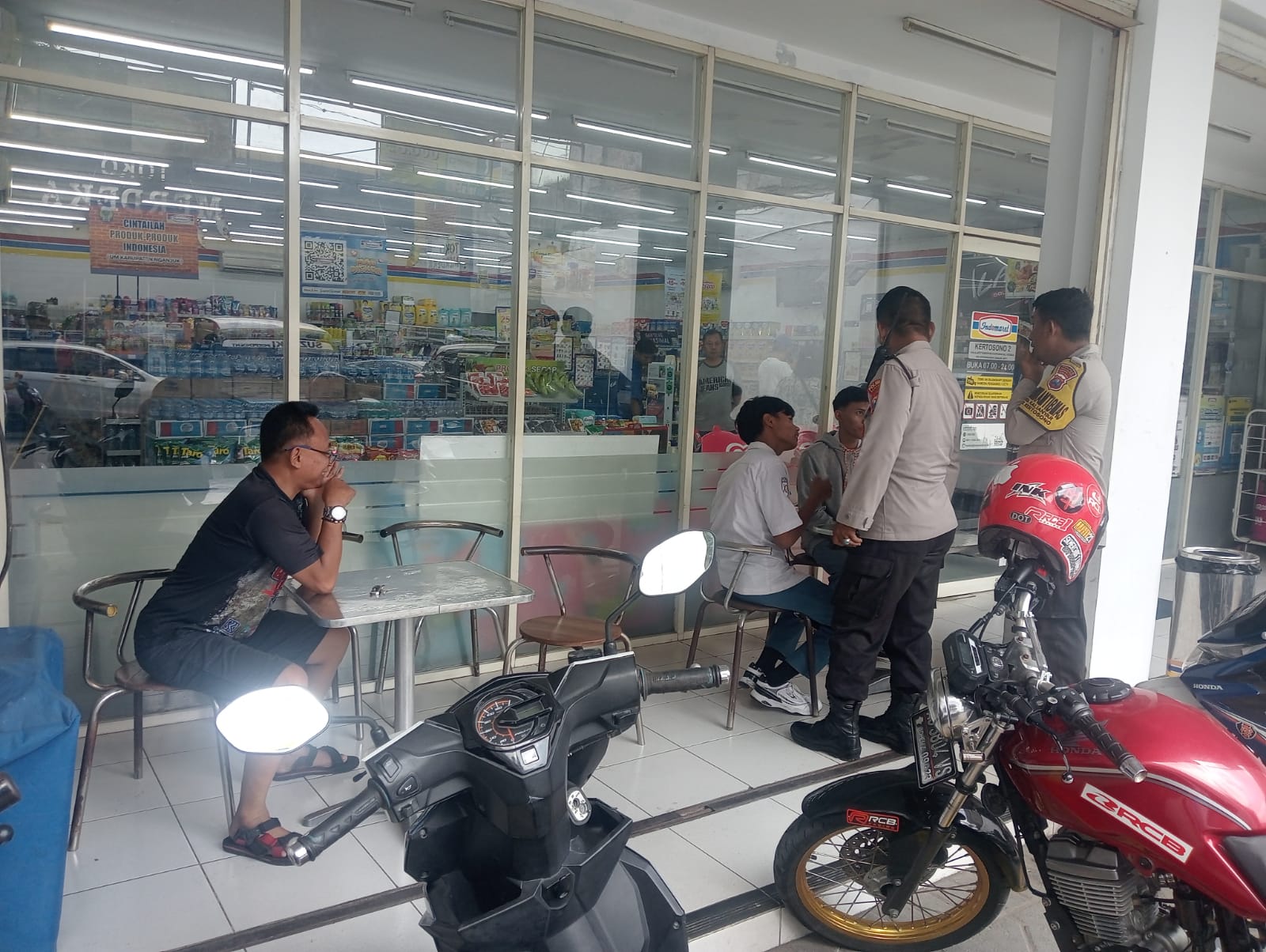Personil Polsek Kertosono Berikan Imbauan Kamtibmas saat Patroli di Toko Swalayan