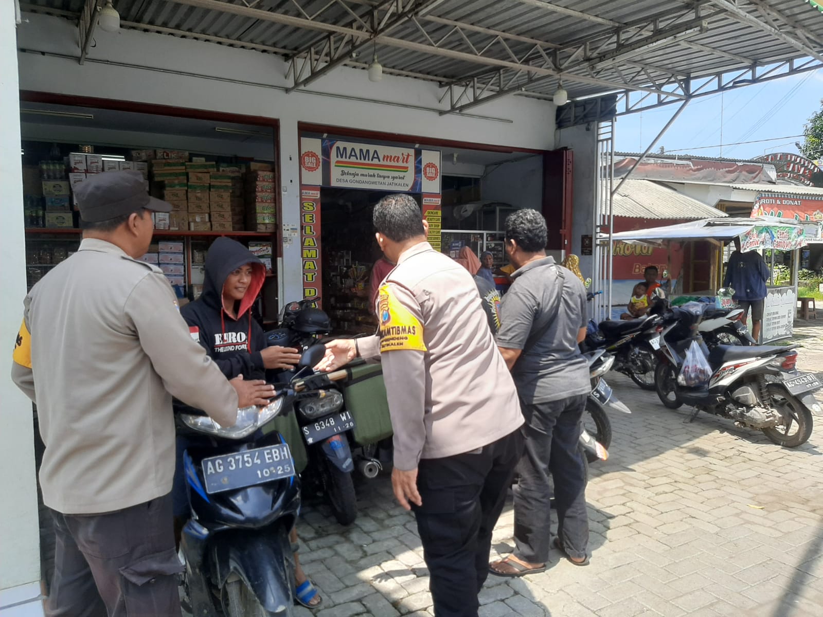Polsek Jatikalen Patroli dialogis dengan karyawan minimarket dan warga