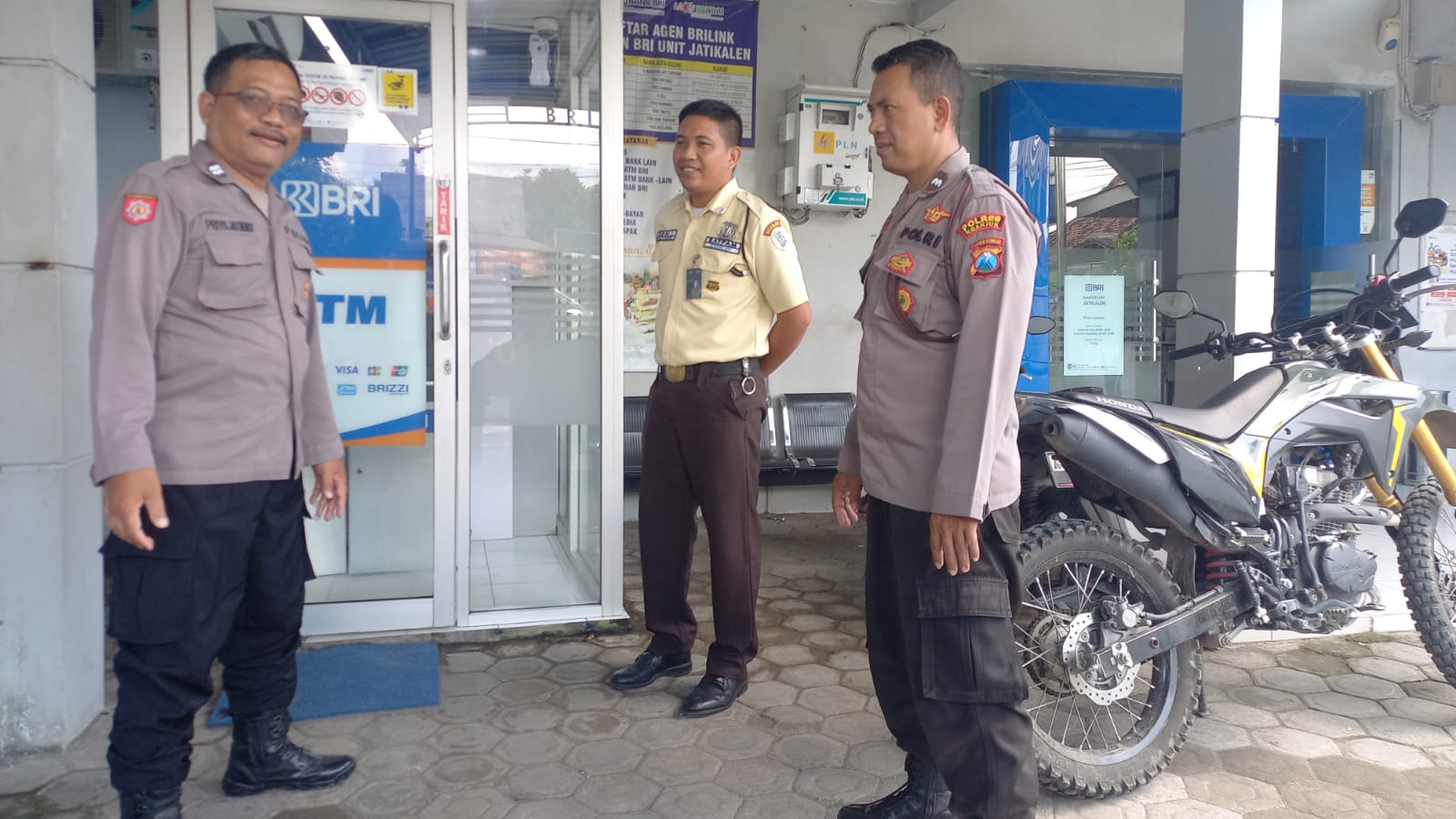 Siang Hari Polsek Jatikalen Patroli Bank BRI Sampaikan pesan kamtibmas Cegah Kriminalitas