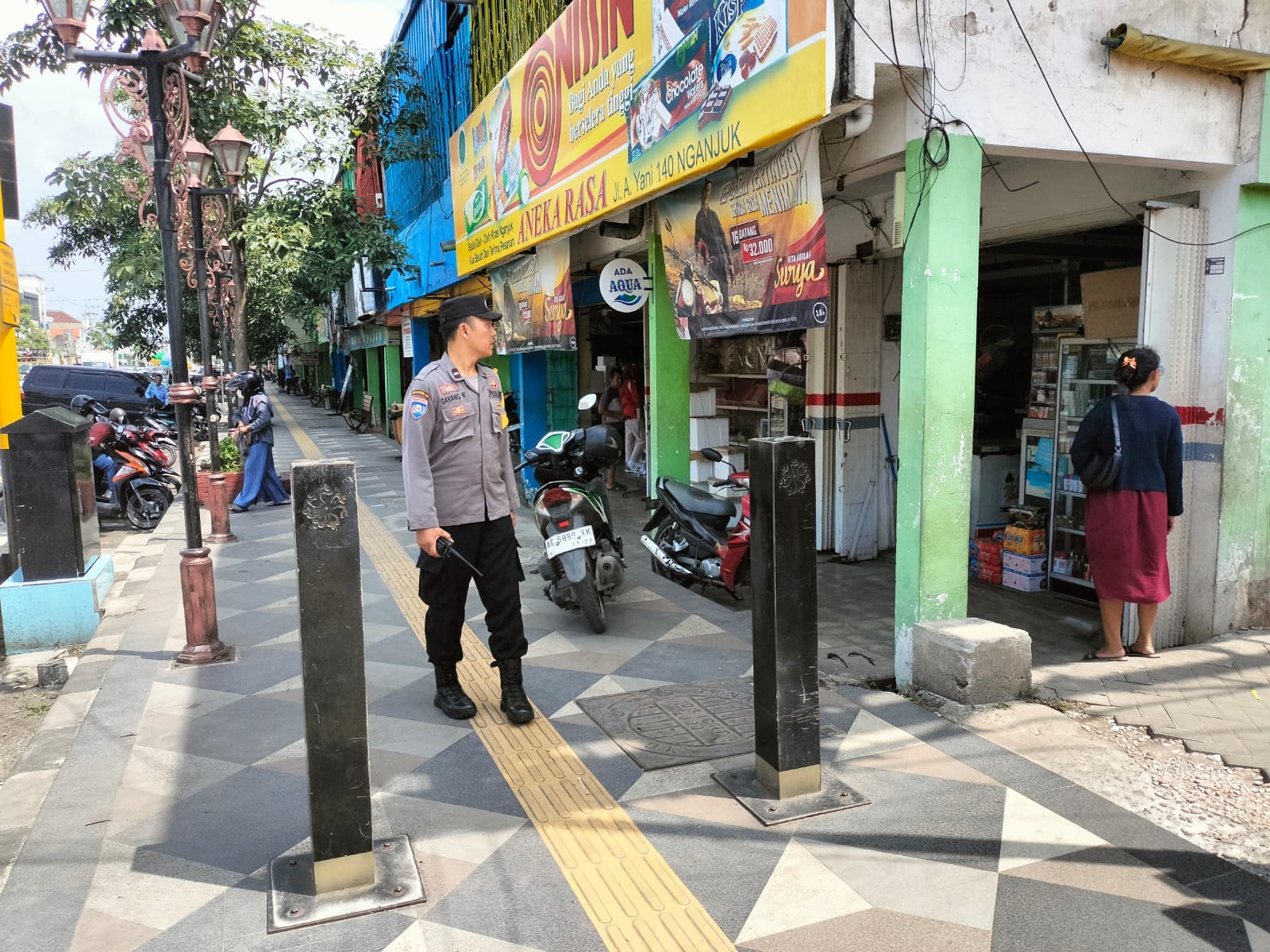 Patroli Jalan Kaki Anggota Polsek Nganjuk Kota Ciptakan Keamanan dan Ketertiban di Seputaran Pertokoan