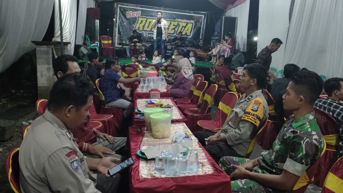 Anggota Polsek Jatikalen Lakukan Pengamanan Electone di Desa Jatikalen