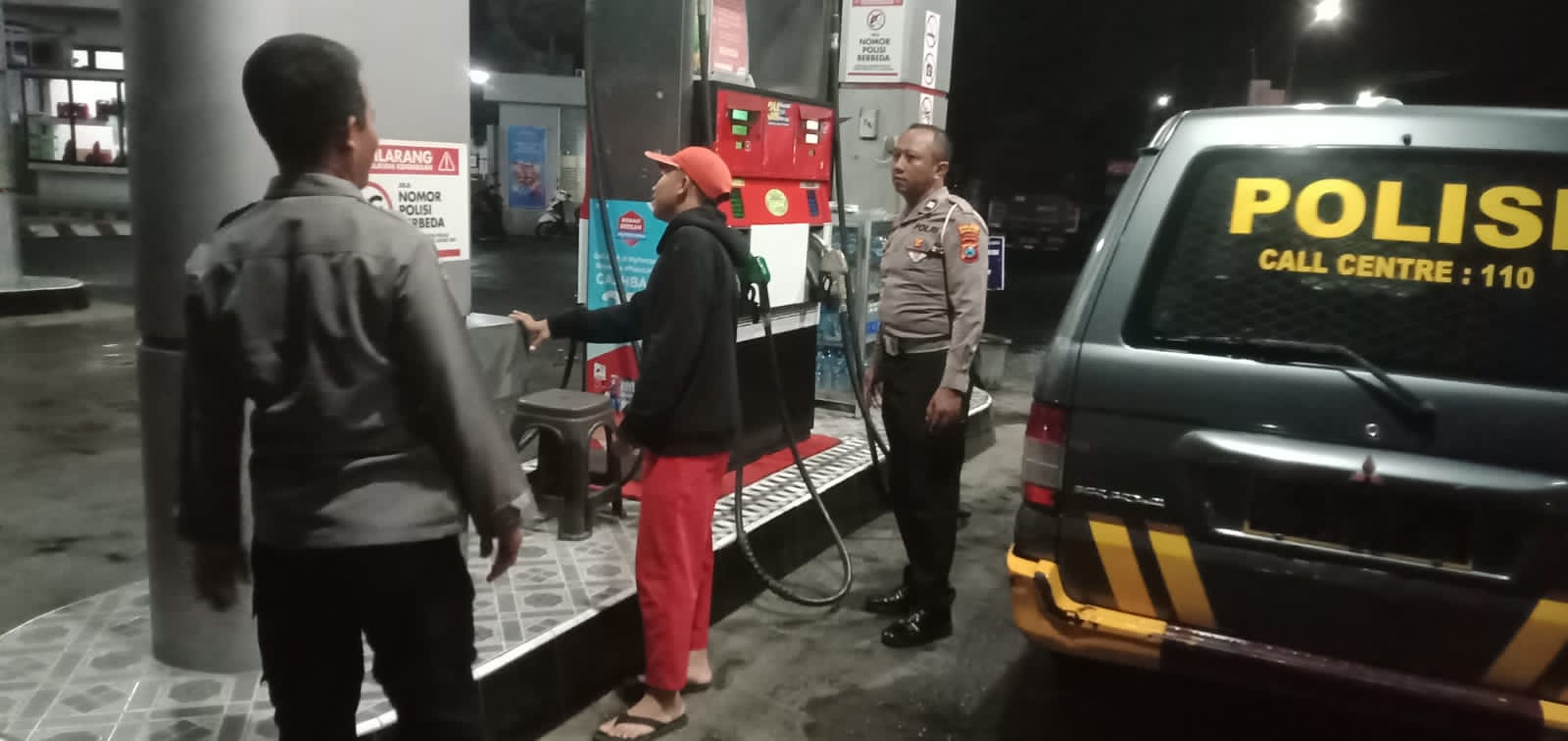 Cek Stok BBM, Patroli Samapta Sampaikan Imbauan Kamtibmas