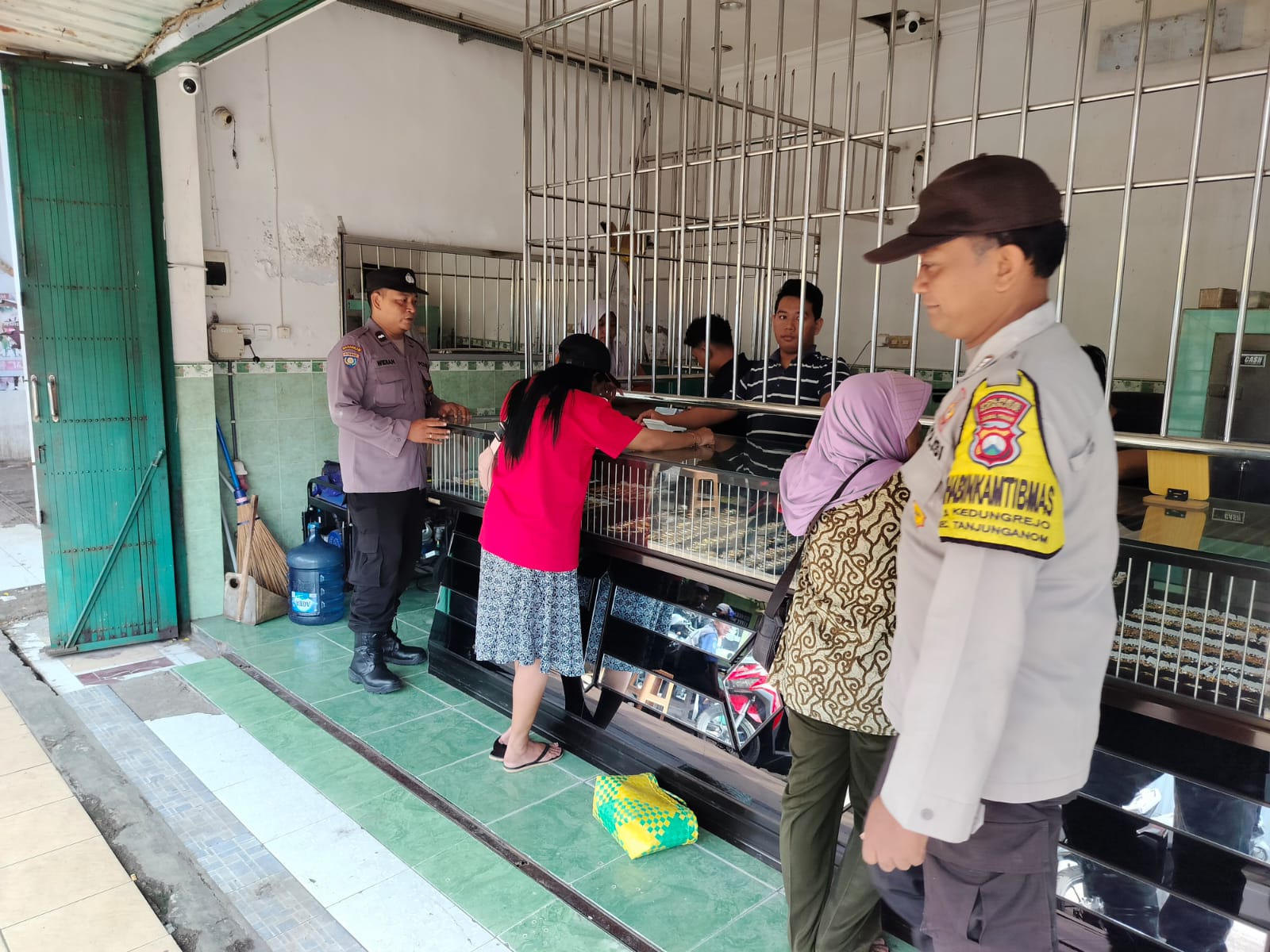 Patroli Toko Emas, Polsek Warujayeng Sampaikan Imbauan Kamtibmas