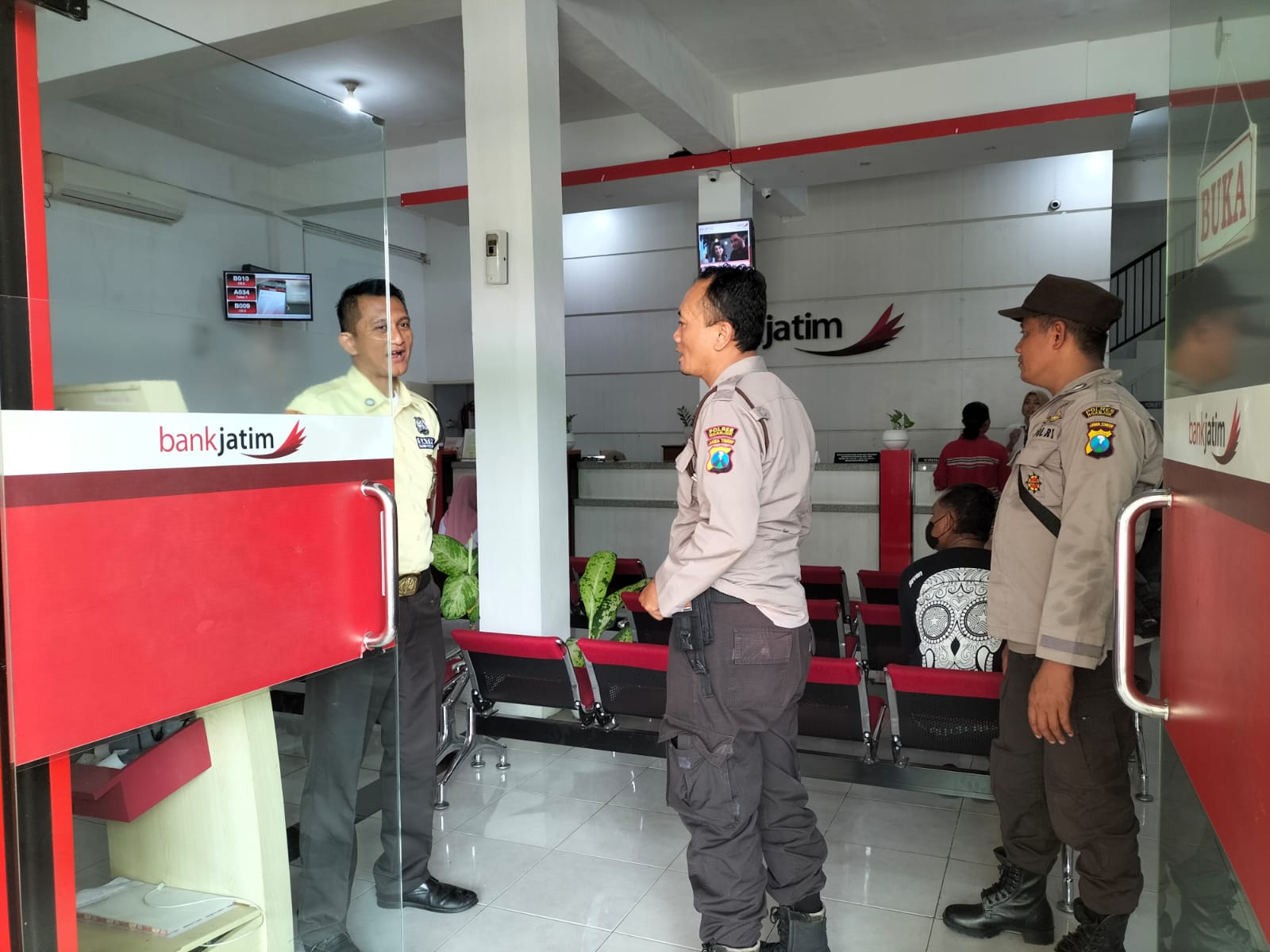 Cegah Tindak Kejahatan di ATM Patroli Polsek Kertosono Berikan Imbauan Kamtibmas