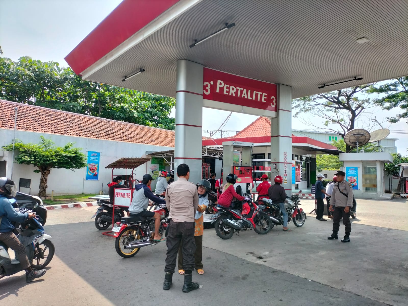 Cek Stok BBM, Patroli Samapta Sampaikan Himbauan Kamtibmas