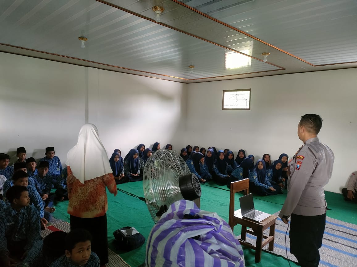 Di SMPN 2 Jatikalen Ps Kanit Binmas Polsek Jatikalen Beri Penyuluhan Bahaya Tawuran, Narkoba dan Tertib Berlalu Lintas