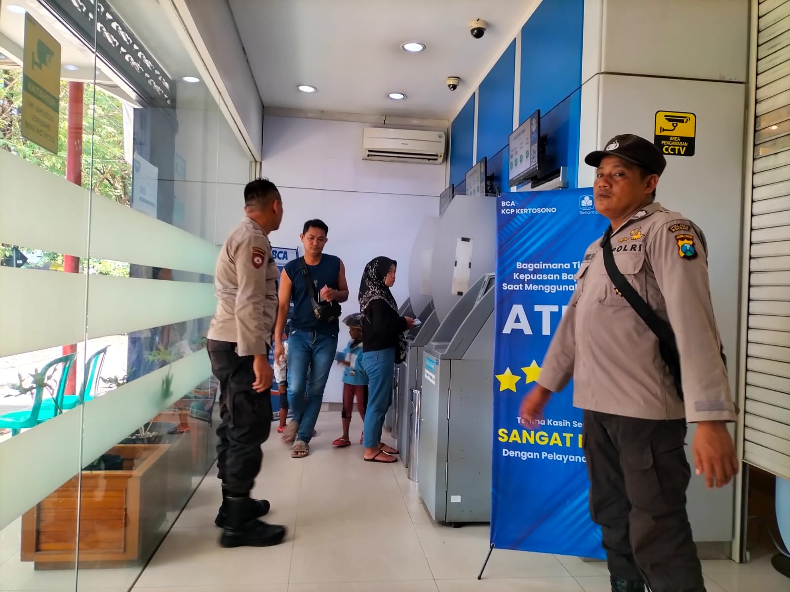 Panit Samapta Polsek Kertosono Berikan Himbauan Kamtibmas saat Patroli Perbankan